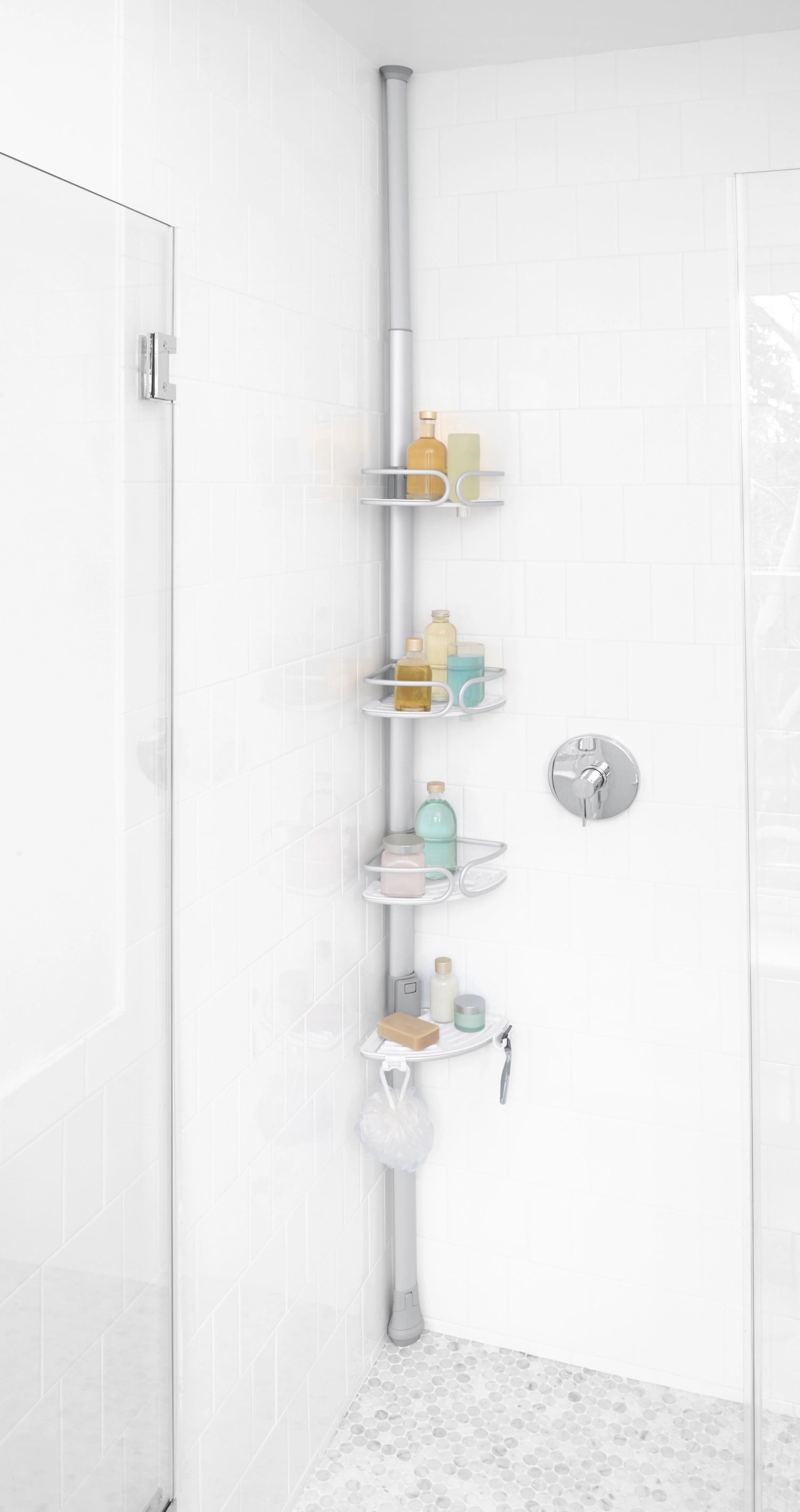 OXO Good Grips Eck-Duschregal mit ausziehbarer Spannstange aus Aluminium, ideal für die platzsparende Aufbewahrung von Duschaccessoires.