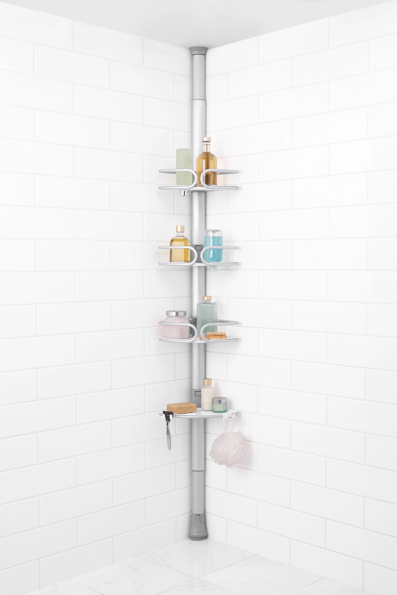 Stylisches Eck-Duschregal von OXO, ausgestattet mit einer flexiblen Spannstange aus Aluminium für optimalen Stauraum und Ordnung in der Dusche.