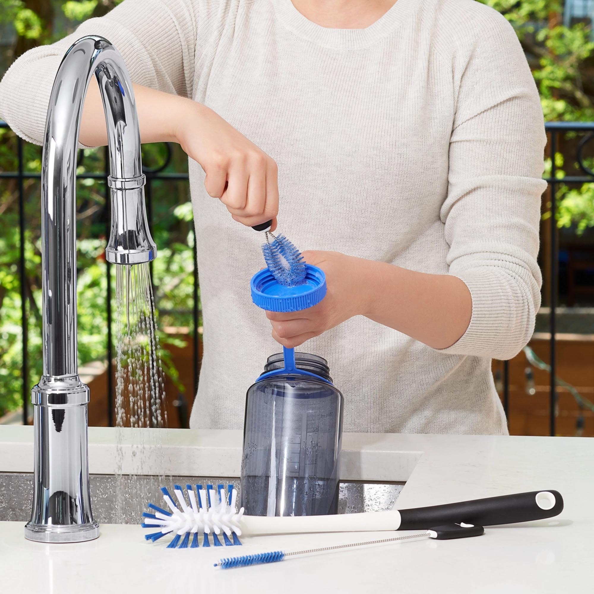 Effektives 3tlg. Reinigungsset von OXO für Sportflaschen: Bürste, Schwamm & Stab für hygienische Sauberkeit. BPA-frei & spülmaschinenfest!