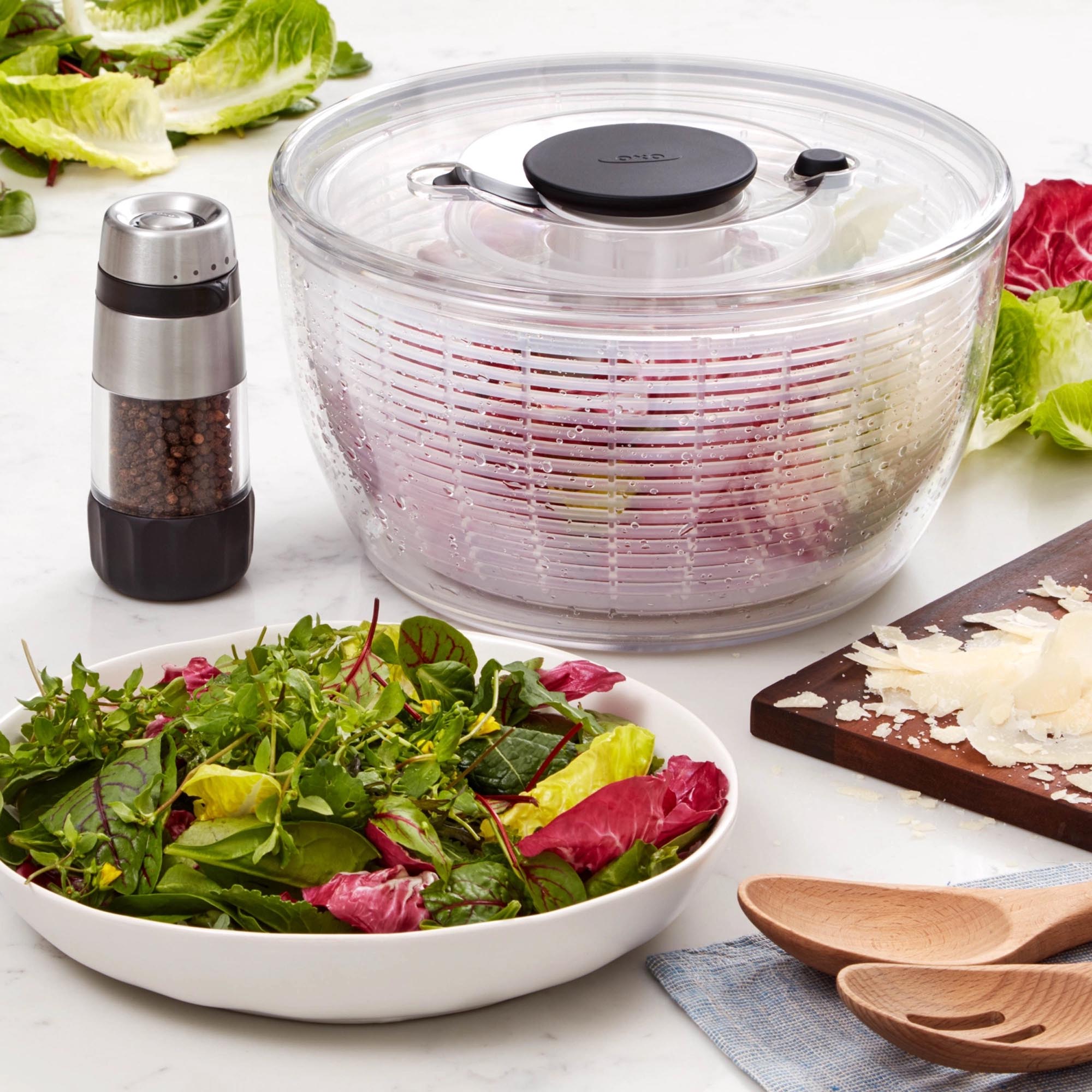 Entdecken Sie die OXO Salatschleuder: Großzügiges 5,8 l Volumen, transparentes Design und einfache Handhabung für frische, perfekt getrocknete Salate!