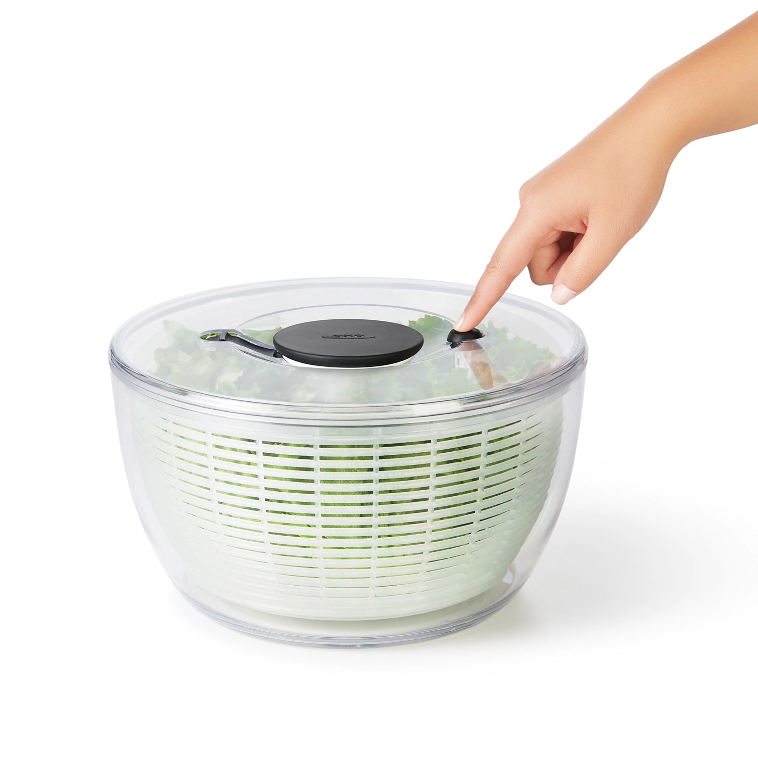 Transparente Salatschleuder von OXO, rund und groß, mit 5,8 l Volumen und 26,7 cm Durchmesser – ideal für frische, trockene Salate.