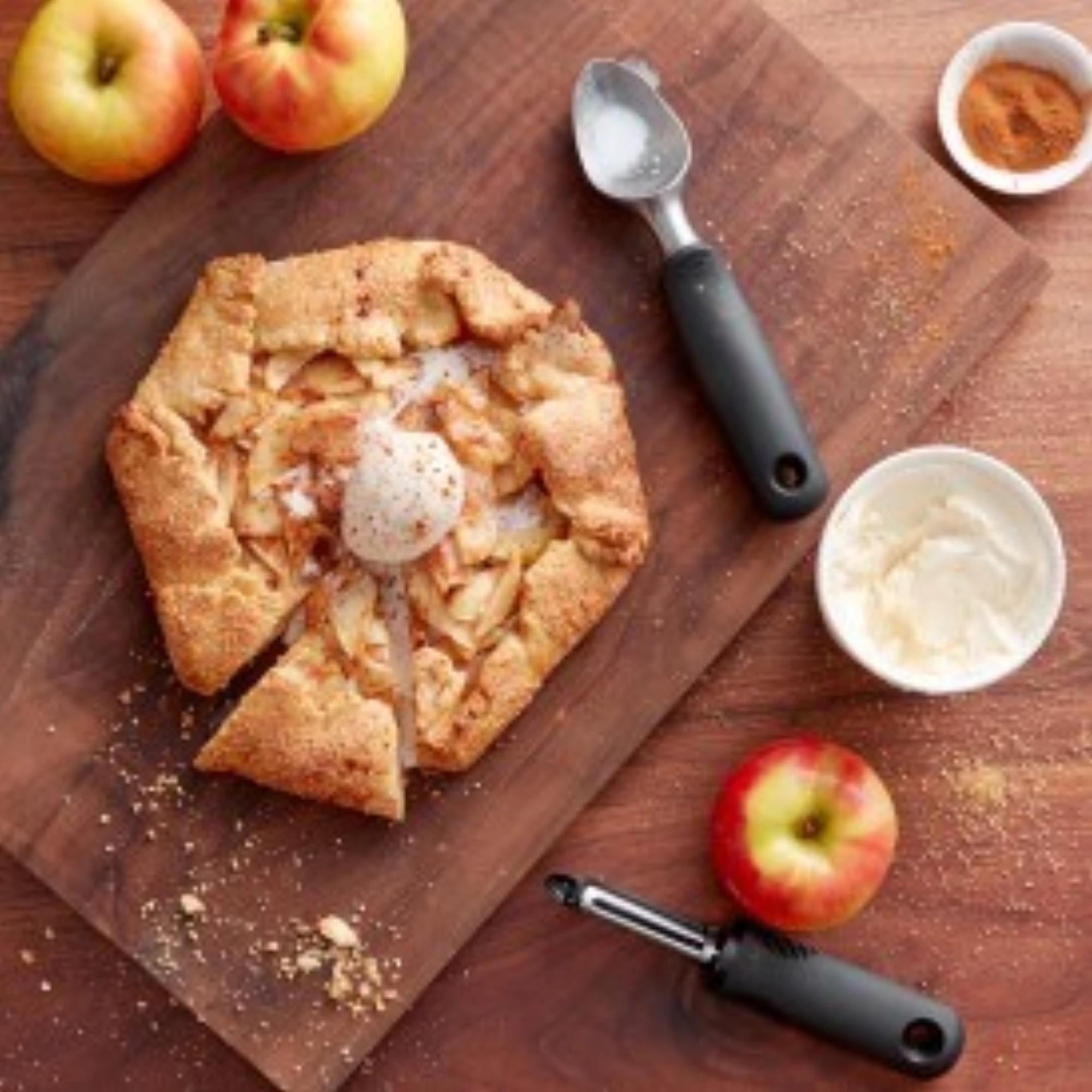 Erleben Sie müheloses Schälen mit dem OXO Drehschäler. Ergonomischer Griff, rostfreier Edelstahl und optimaler Drehmechanismus für perfekte Ergebnisse.