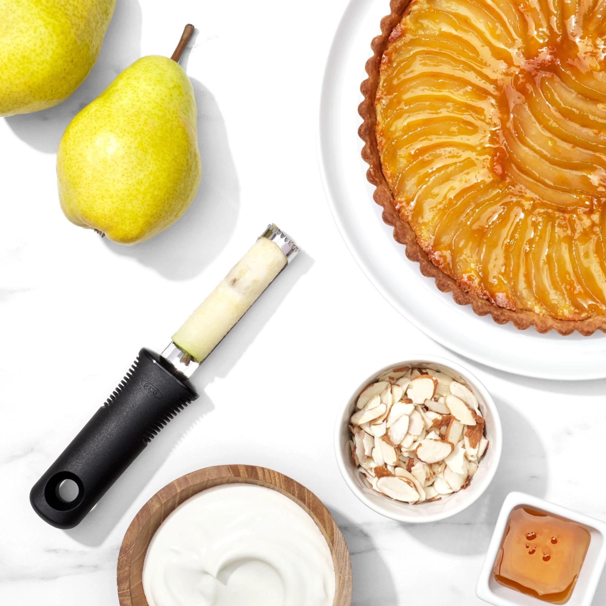 OXO Apfelentkerner, 20 cm: Effizienter Kernentferner in elegantem Schwarz.