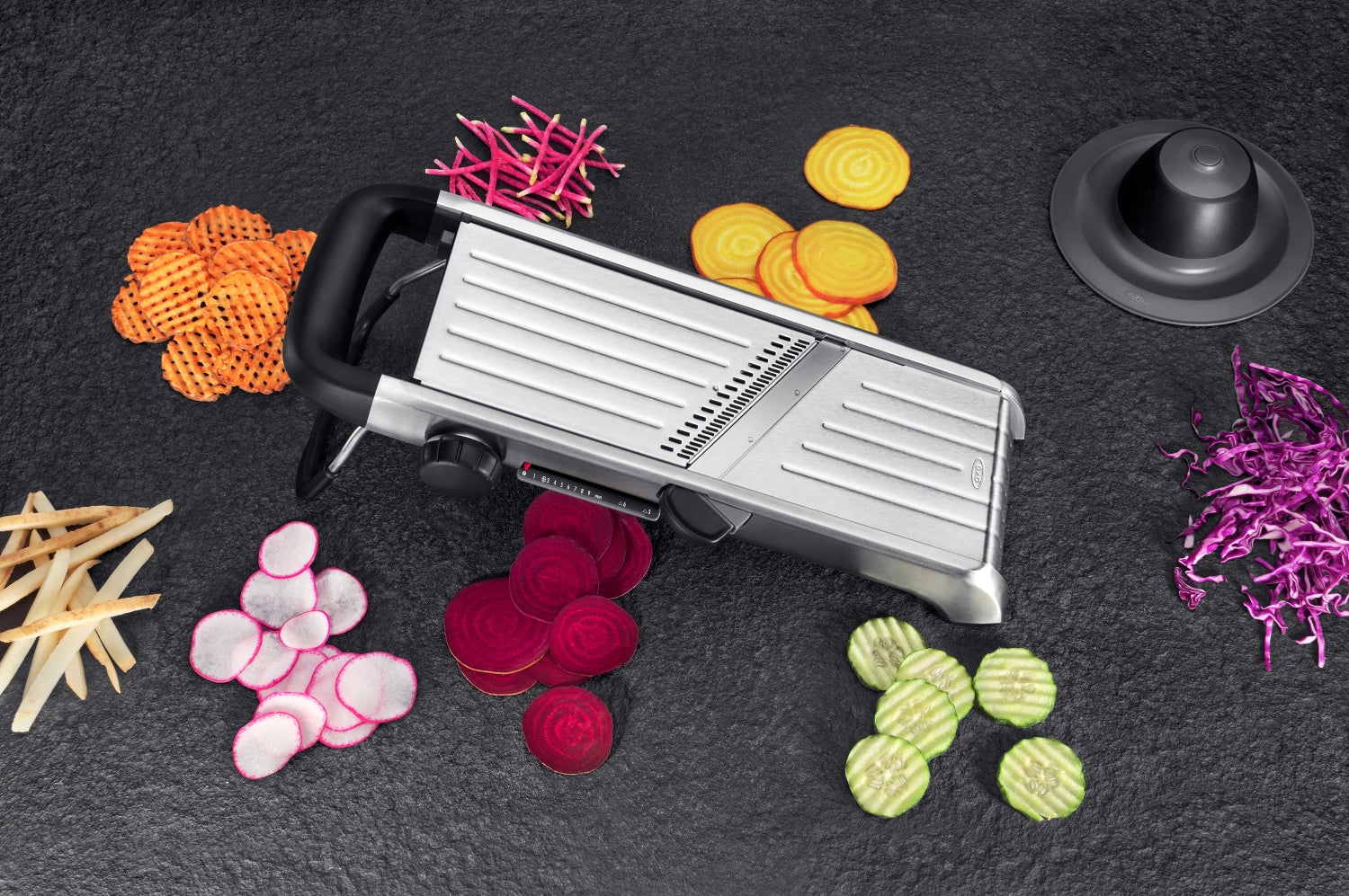 OXO Chef Mandoline 2.0, 44x17cm, vielseitiges Küchengerät zum präzisen Schneiden und Raspeln von Obst und Gemüse, ideal für kreative Kochprojekte.
