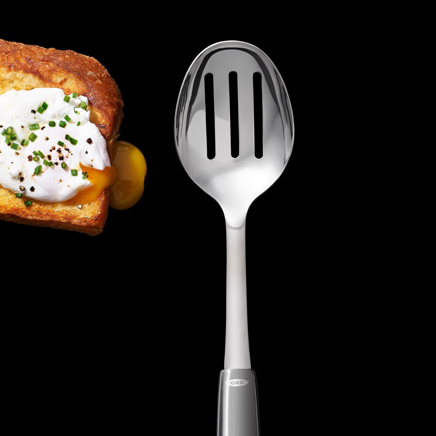 Robuster Good Grips Steel Schlitzlöffel von OXO, perfekt zum Abtropfen und Servieren von Speisen, mit rutschfestem Griff für müheloses Kochen.