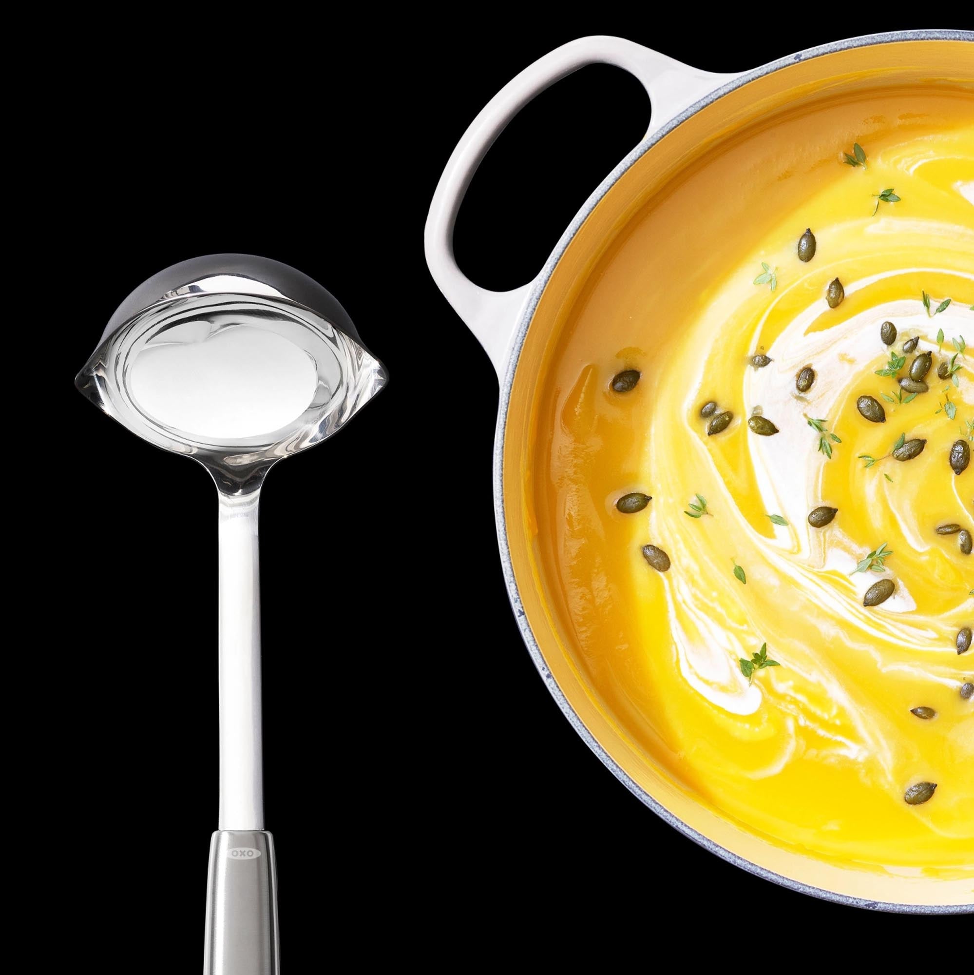 Die OXO Good Grips Kelle (33 cm) vereint Funktionalität und Komfort. Perfekt für Suppen und Saucen, spülmaschinenfest und langlebig.