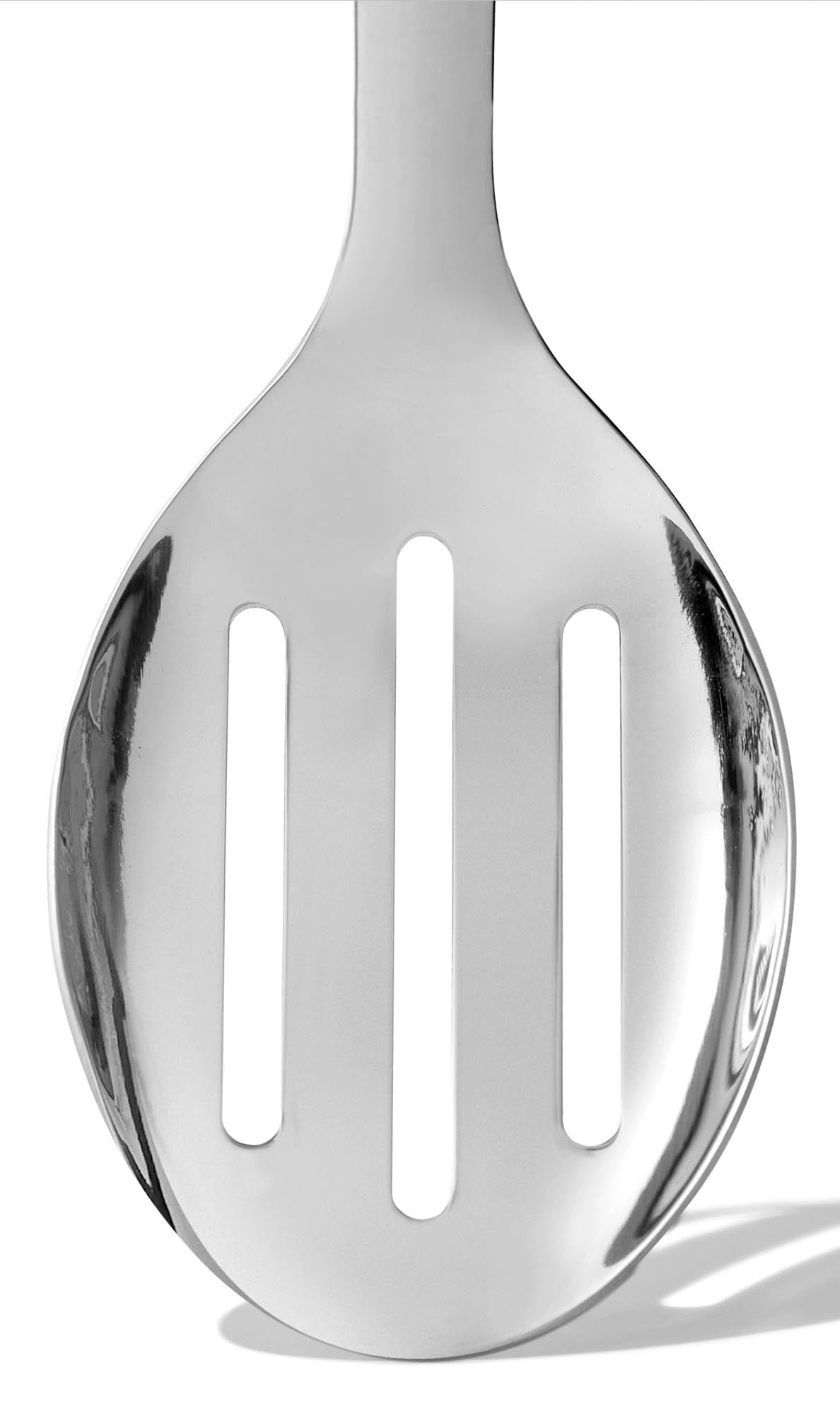Der OXO Good Grips Steel Servierlöffel mit Schlitzen (28 cm) ermöglicht müheloses Servieren und Abtropfen von Flüssigkeiten. Ideal für jede Küche!