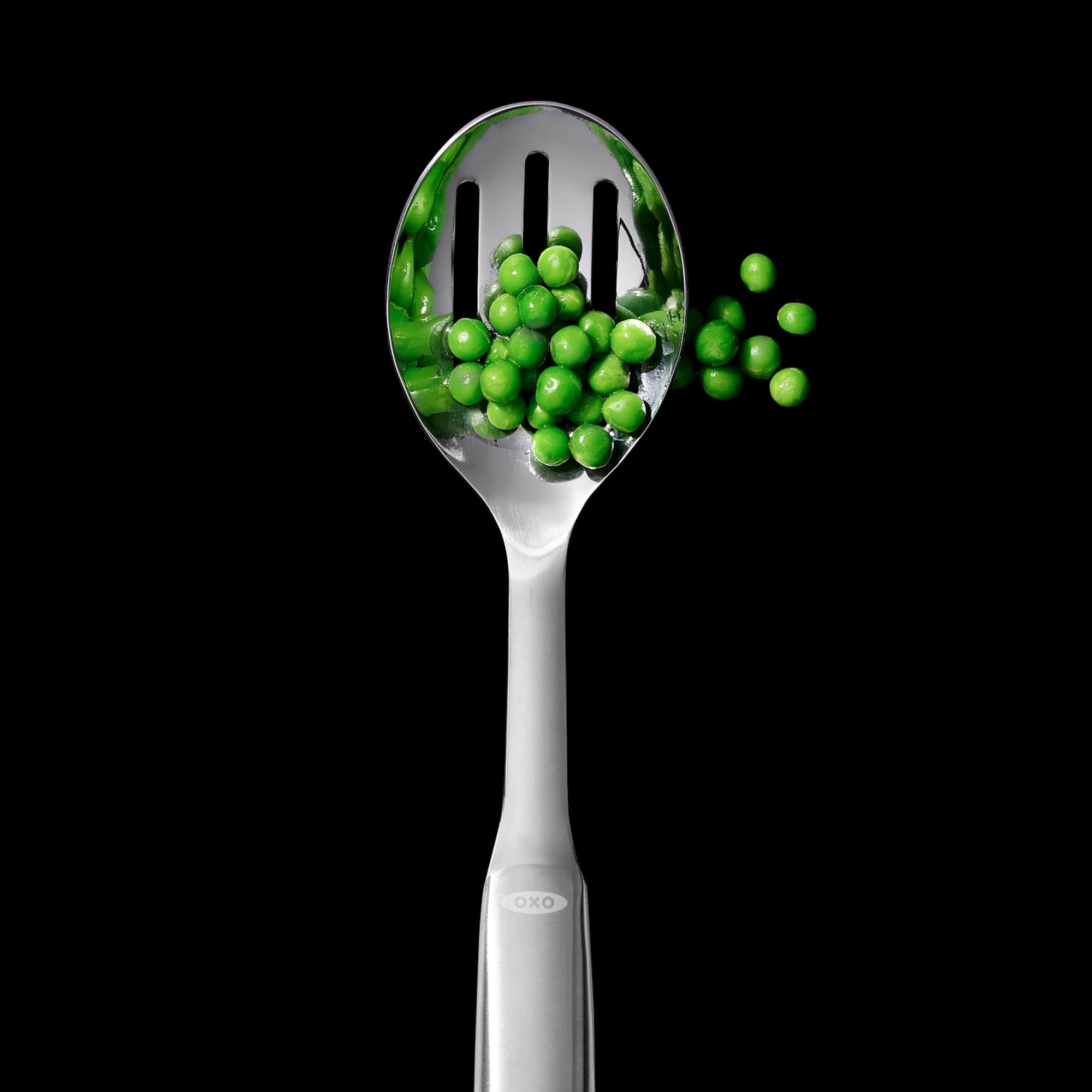 Der OXO Good Grips Steel Servierlöffel (28 cm) mit Schlitzen ist ideal zum Abtropfen und Servieren. Robuste Qualität und komfortabler Griff für müheloses Kochen!