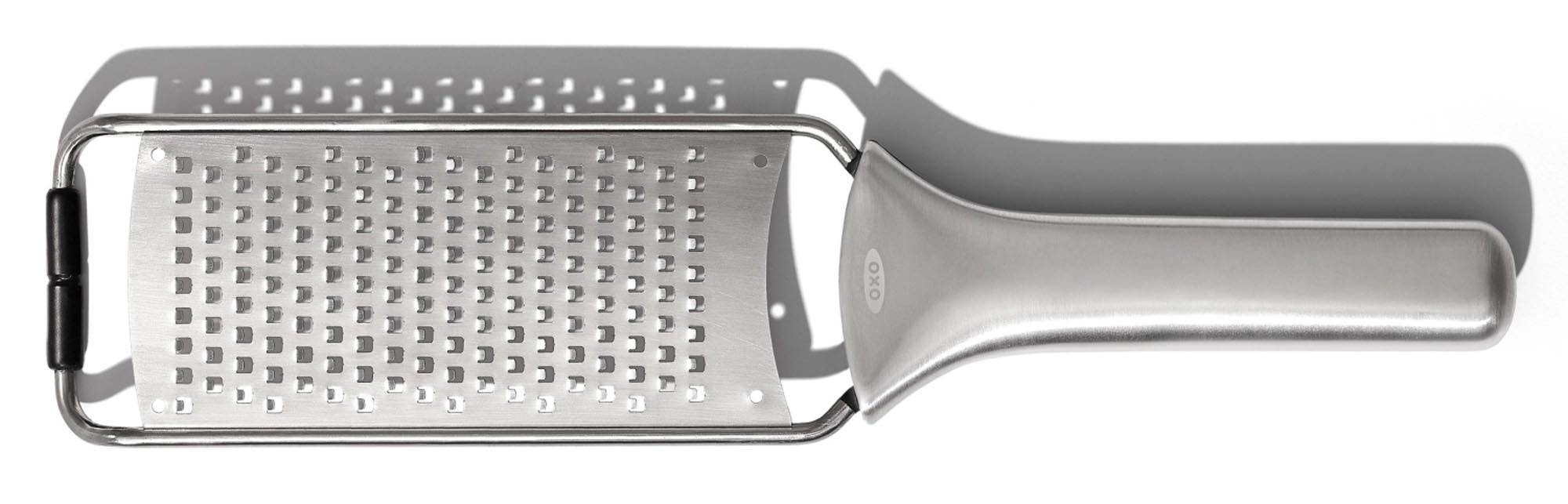 Die OXO GG STL Reibe, 29cm, aus Edelstahl, bietet scharfe Klingen und ergonomischen Griff für müheloses Reiben von Käse und Gemüse.