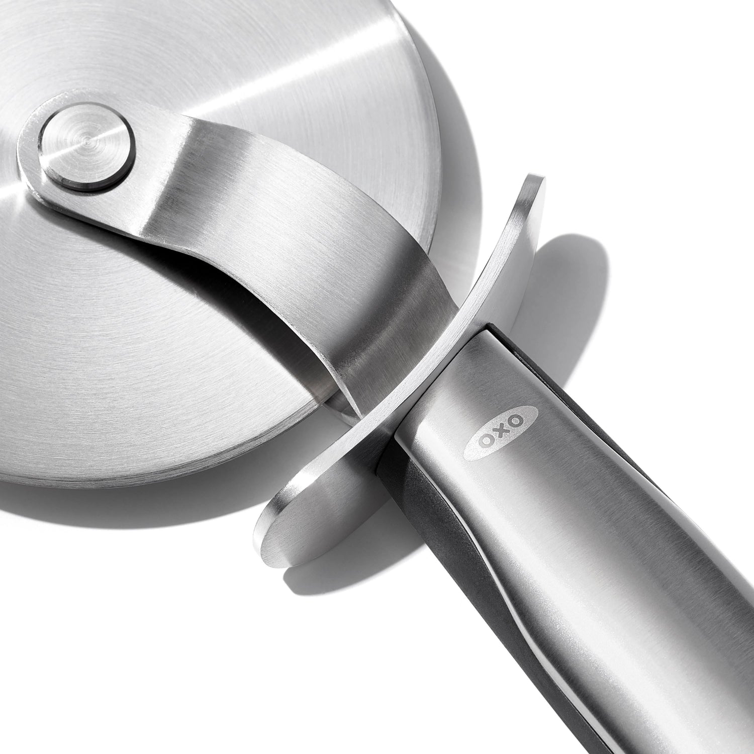 Praktisches OXO Good Grips Pizzarad aus robustem Edelstahl, 23 cm Durchmesser, für präzise und einfache Pizzastücke mit komfortablem Griff.