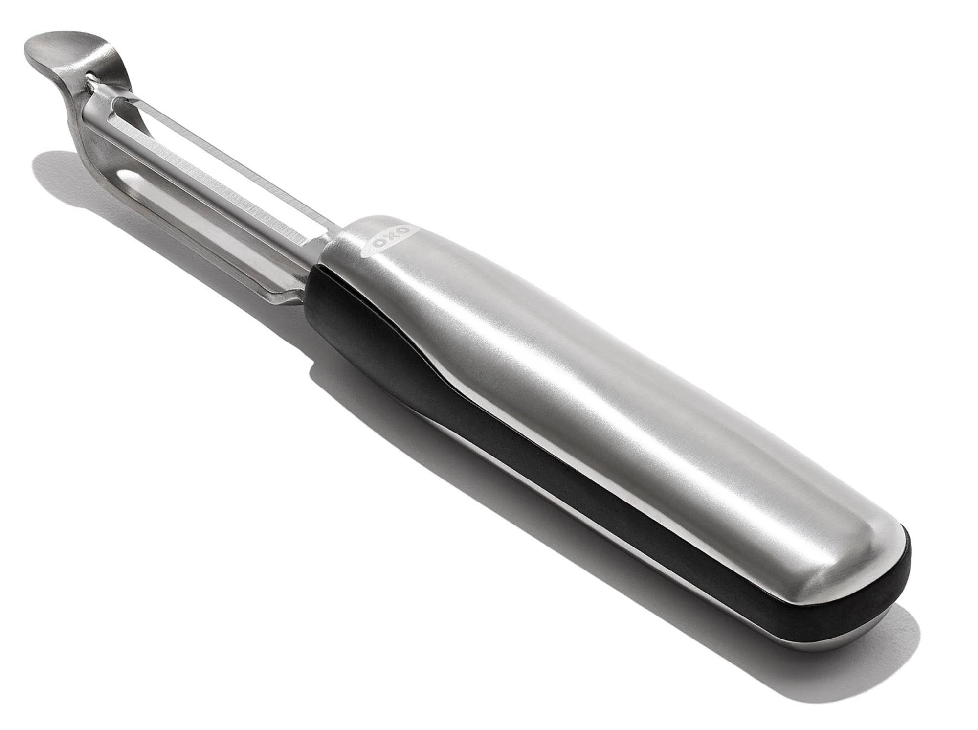 Entdecken Sie den OXO Good Grips Y-Schäler mit 13 cm Edelstahlklinge. Ergonomisches Design für müheloses Schälen von Obst und Gemüse. Spülmaschinengeeignet.