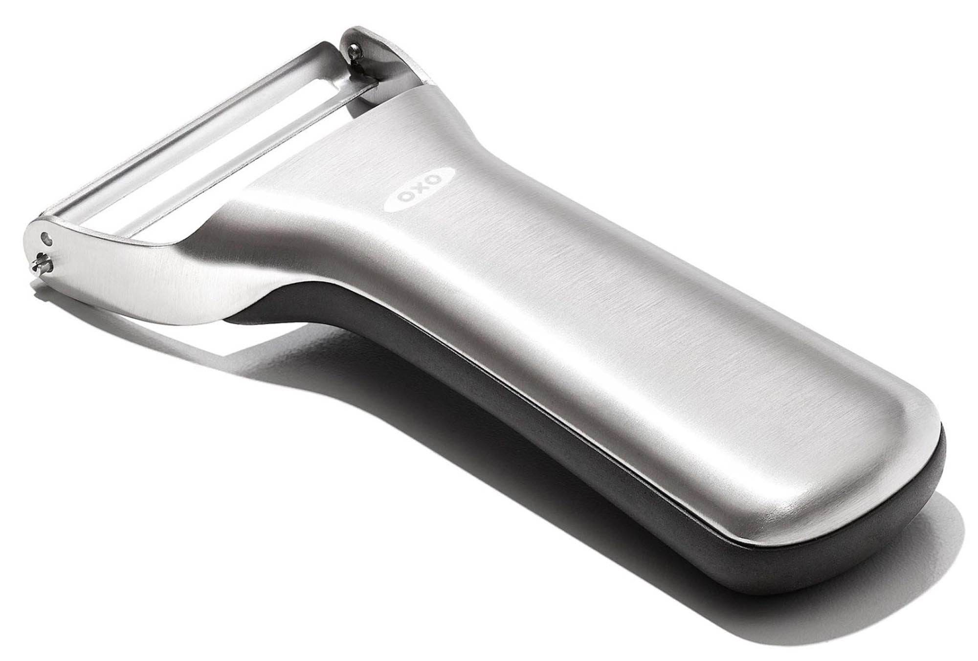 Der OXO Good Grips Steel Schäler (19 cm) überzeugt durch seine schwenkbare Klinge und den komfortablen, rutschfesten Griff – ideal für müheloses Schälen.