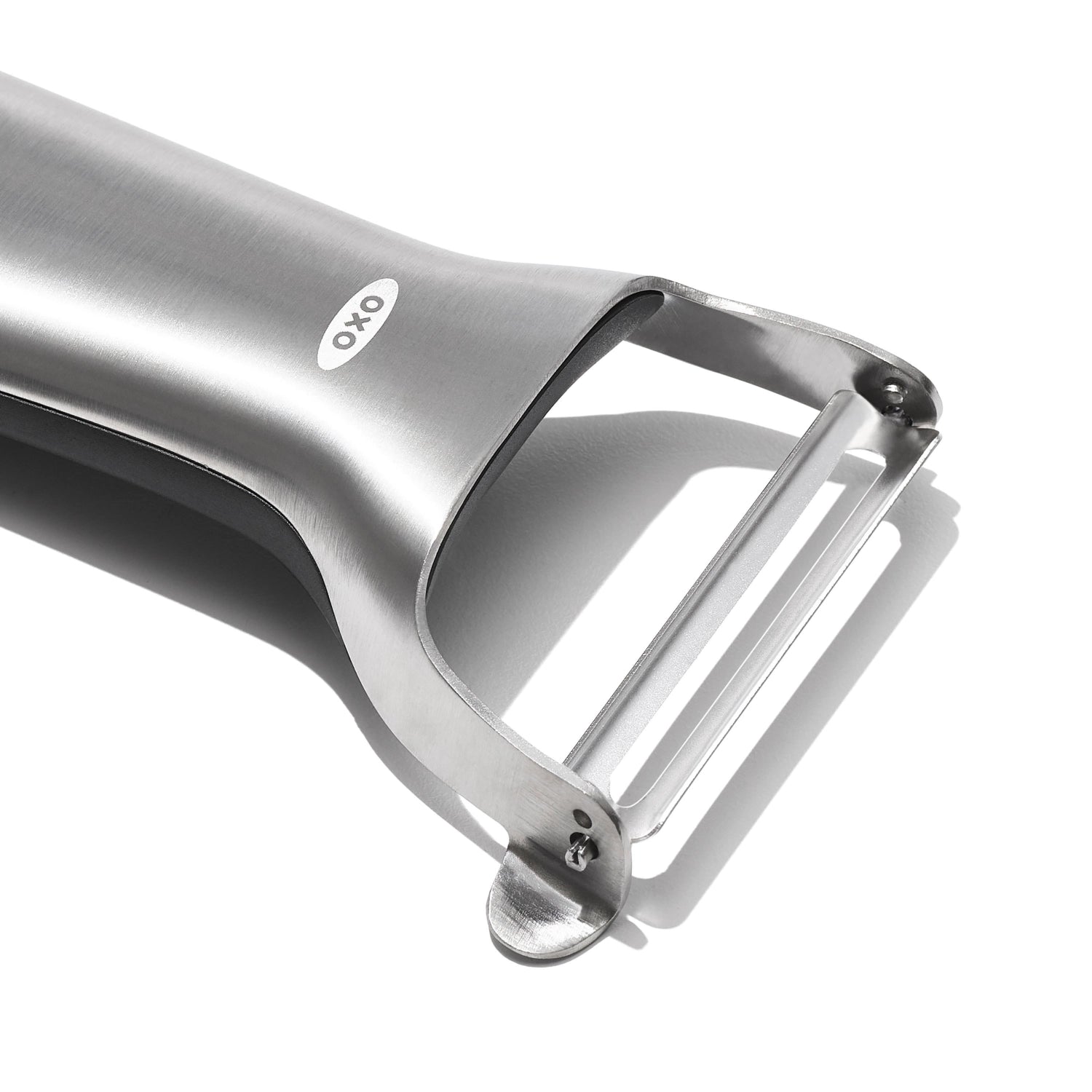OXO Good Grips 19 cm Schäler mit schwenkbarer Klinge, ergonomischem Design und rutschfestem Griff für müheloses Schälen von Obst und Gemüse.