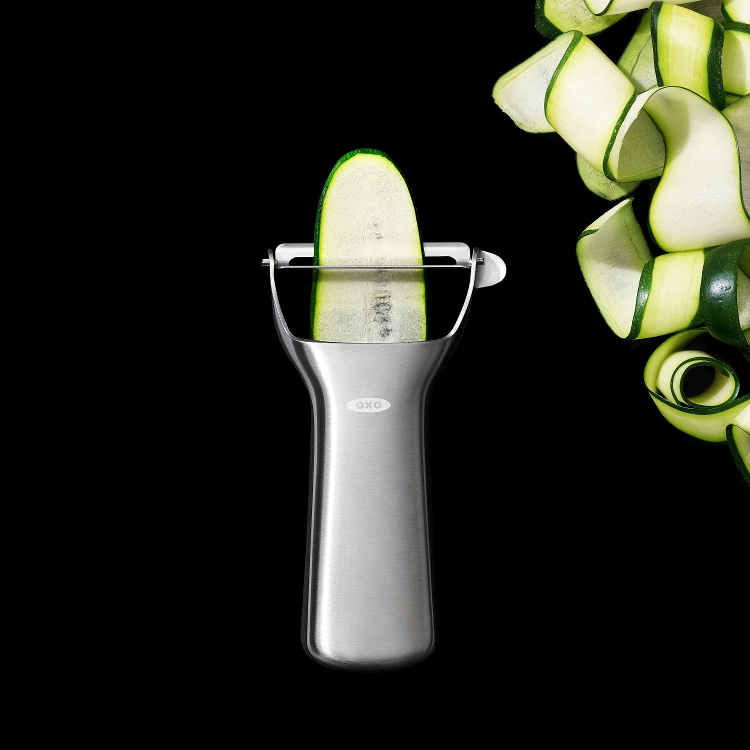 OXO Good Grips Steel Schäler, 19 cm, mit schwenkbarer Klinge für präzises Schälen, komfortabler Griff für einfache Handhabung und vielseitige Nutzung.