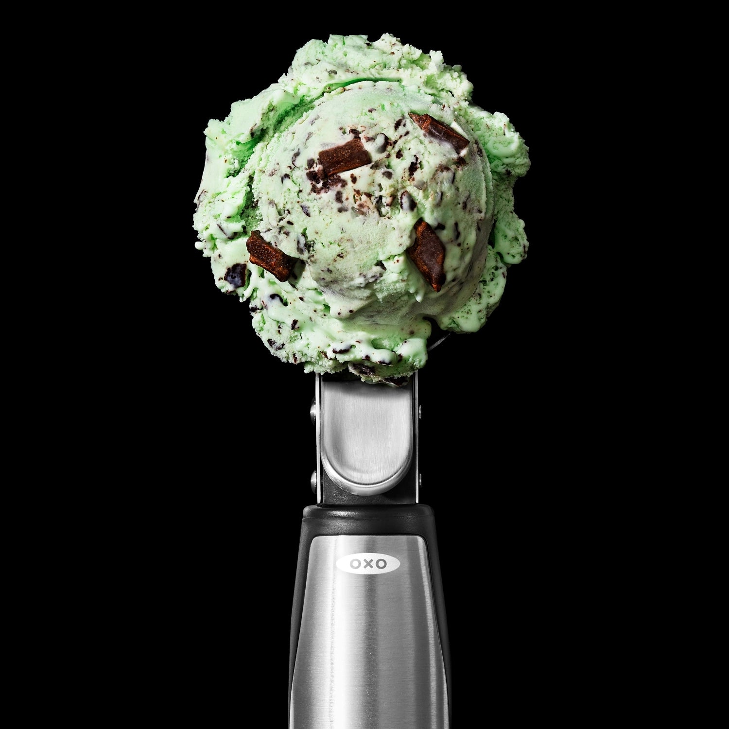 Eleganter OXO Good Grips Steel Glace Löffel aus robustem Edelstahl, ideal für präzises Portionieren und vielseitige Einsatzmöglichkeiten in der Küche.