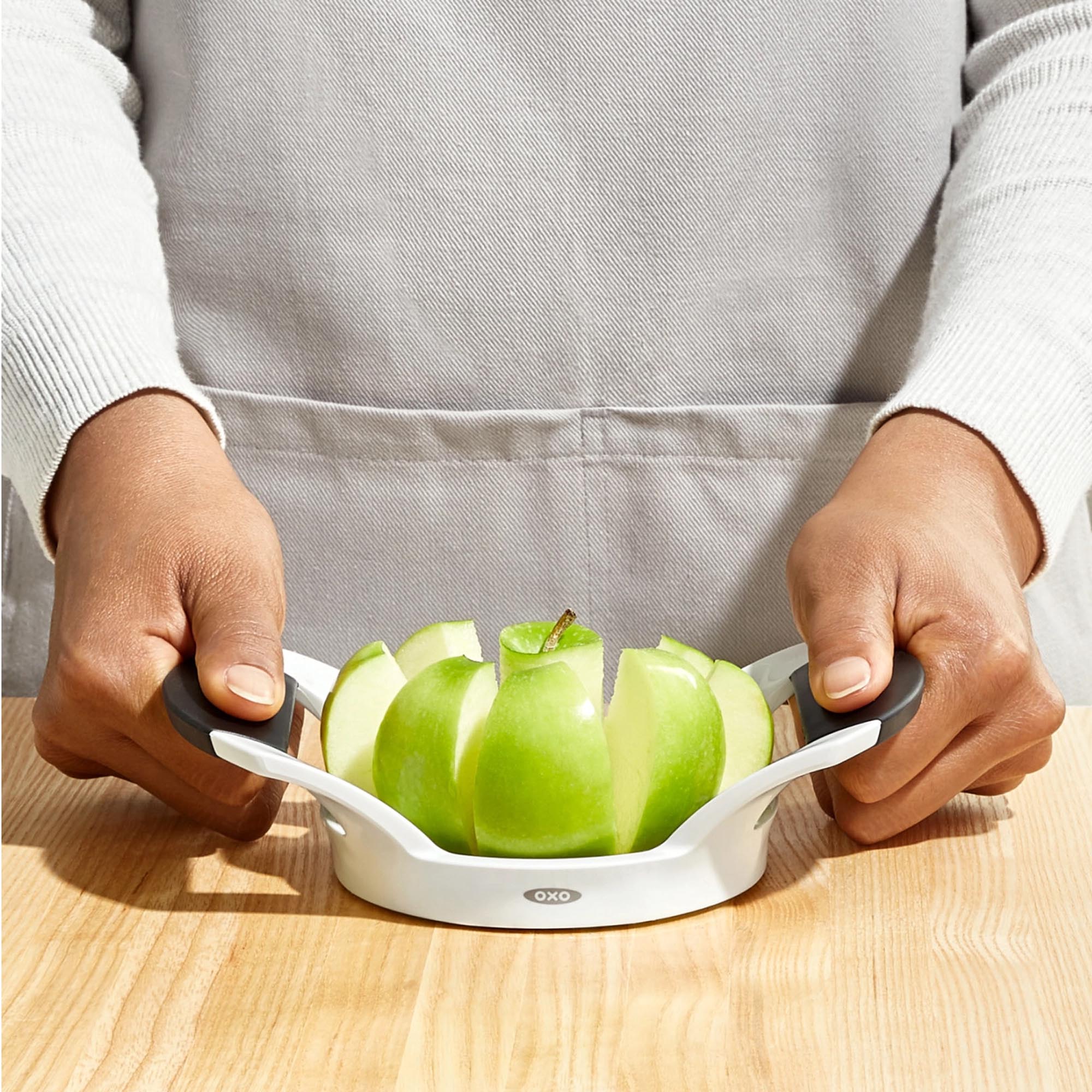 Effizienter OXO Apfelteiler in elegantem Schwarz-Weiß: Robuste Edelstahlklingen, ergonomischer Griff, perfekt für 8 gleichmäßige Apfelstücke.