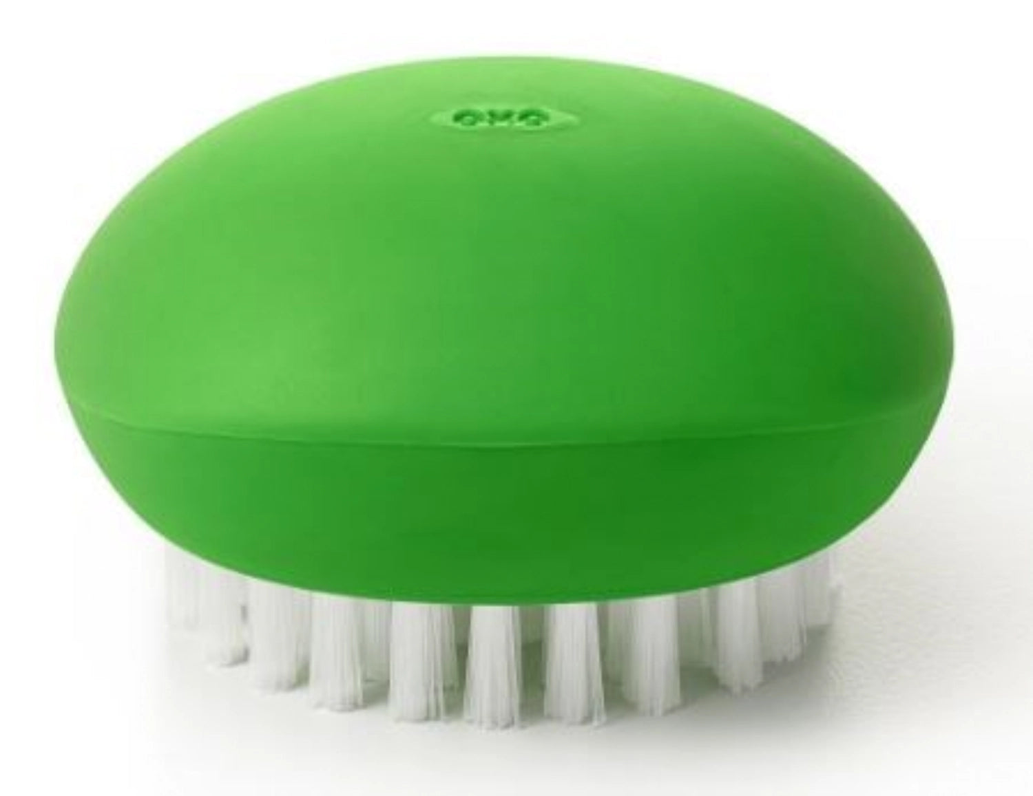 Grüne Gemüsebürste von OXO, ideal zum gründlichen Reinigen von Gemüse, ausgestattet mit ergonomischem Griff für komfortable Handhabung.