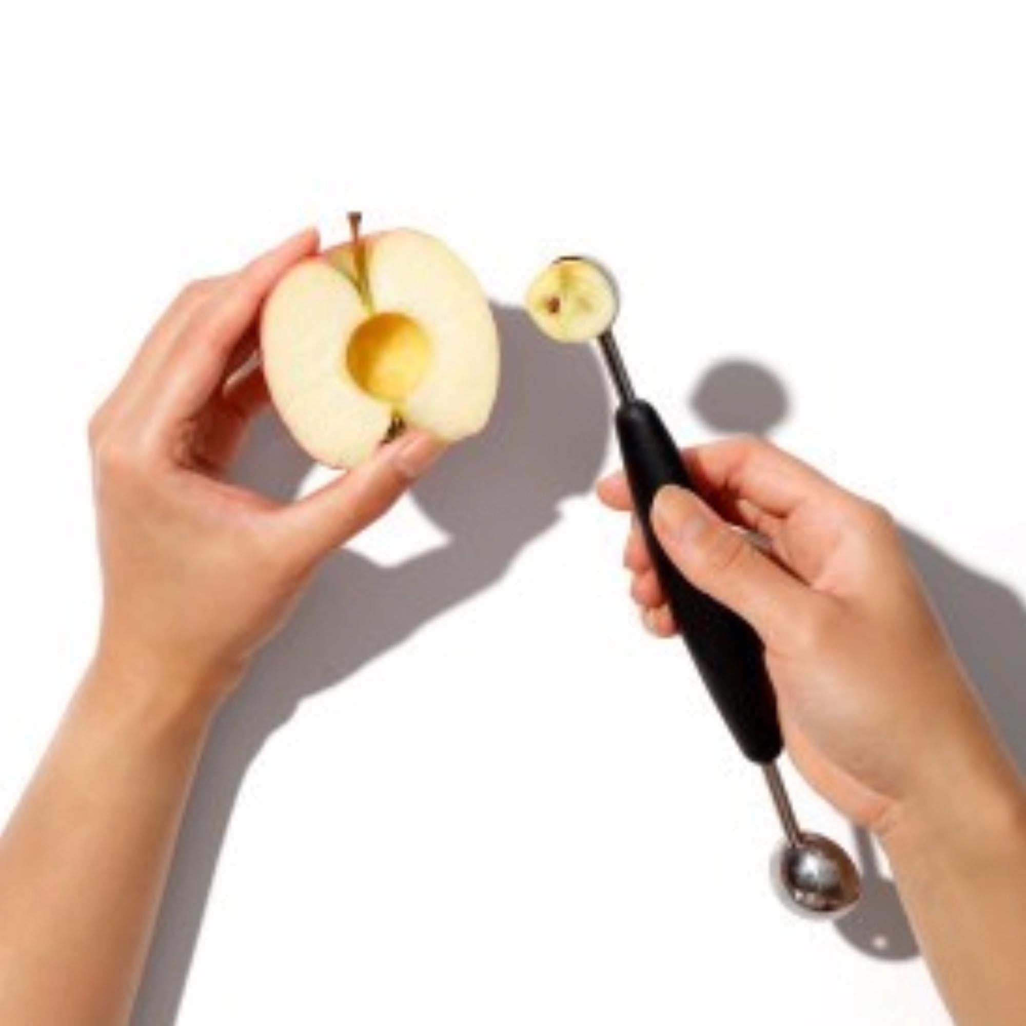 Eleganter OXO Kugelausstecher: Perfekte Fruchtkugeln, langlebiger Edelstahl, spülmaschinenfest. Ideal für kreative Obstsalate.