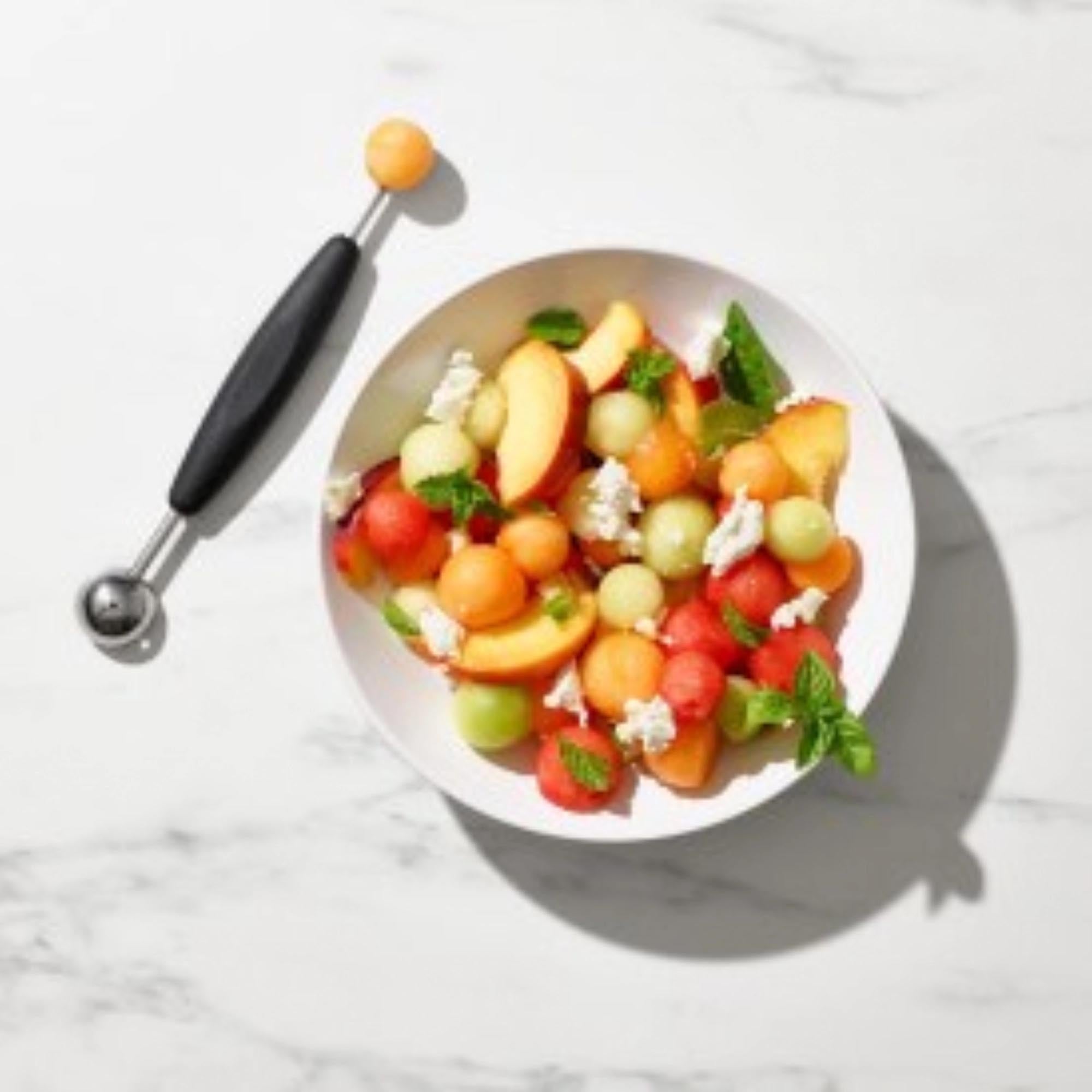 OXO Kugelausstecher in Schwarz: Hochwertiger Küchenhelfer für perfekte Fruchtkugeln. Langlebig, ergonomisch und leicht zu reinigen – ideal für kreative Rezepte!