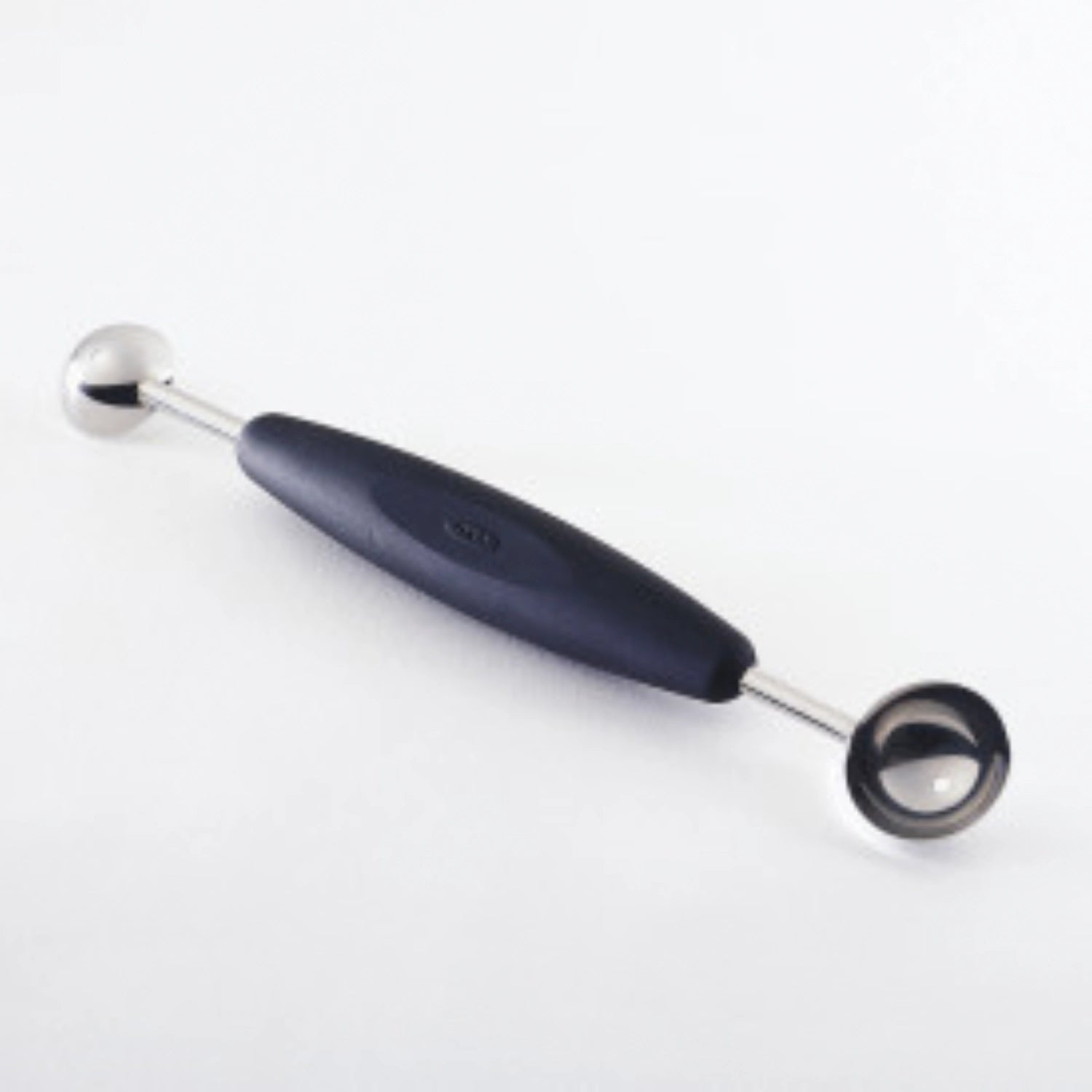 Eleganter Kugelausstecher in Schwarz von OXO, perfekt zum Ausstechen von frischen Obstkugeln für ansprechende Snacks und Desserts.