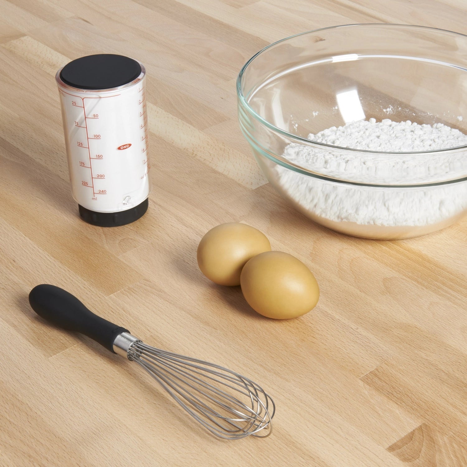 Kleiner, handlicher Schneebesen von OXO mit 22 cm Länge, ideal für präzises Mischen und Schlagen, ausgestattet mit ergonomischem, rutschfestem Griff.