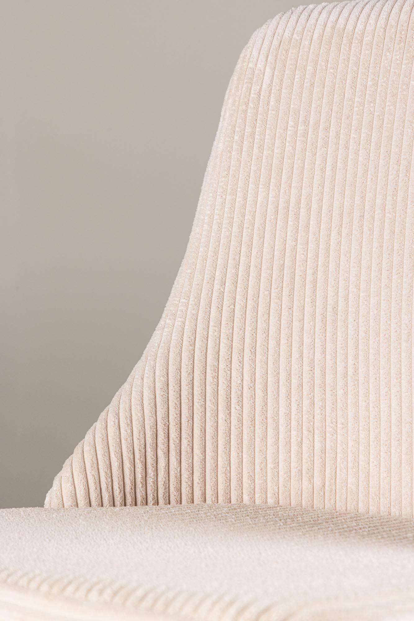 Eleganter Leone Stuhl: Komfort trifft auf nachhaltiges Design.