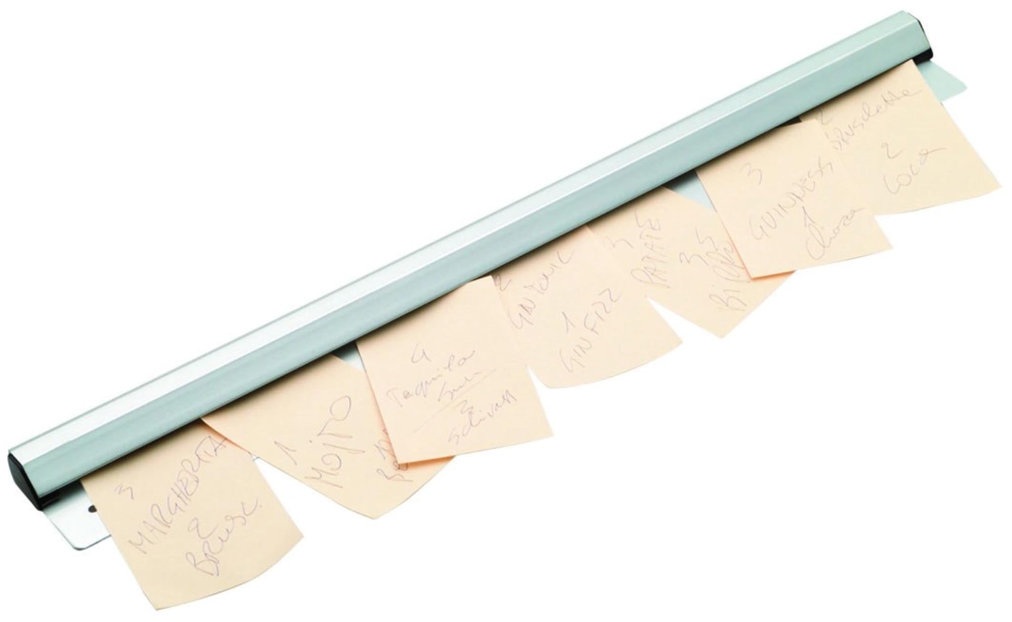 Entdecken Sie den Bestellungshalter von Piazza: ein robuster, eleganter Küchenhelfer aus Aluminium für Rezepte und Notizen. Ideal für Hobbyköche!