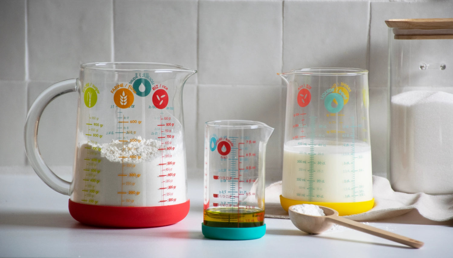 Blauer Messbecher mit 200ml Fassungsvermögen und rutschfestem Silikonboden, ideal für präzise Küchenmessungen, von Pebbly.