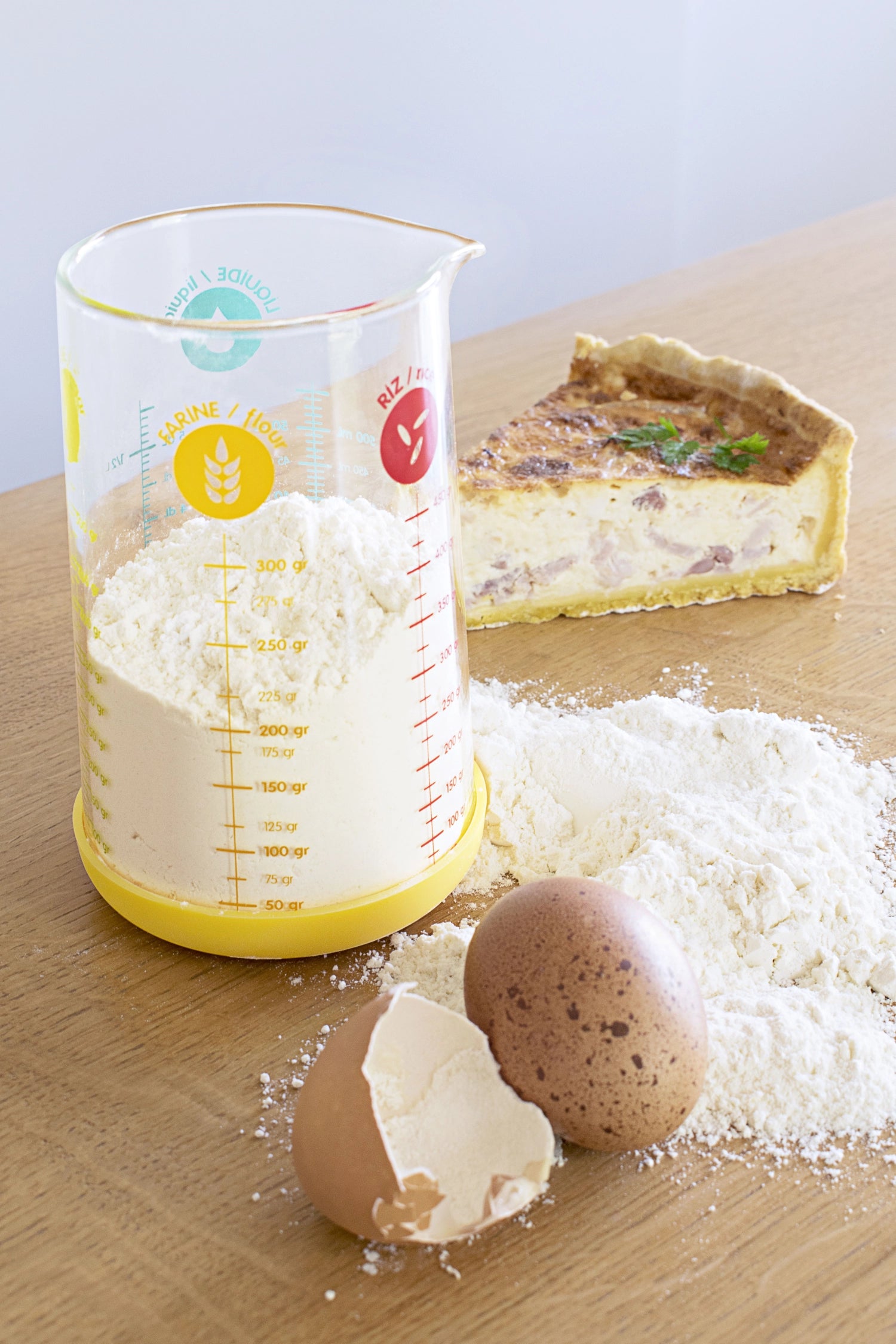 Gelber Pebbly Messbecher mit Silikonboden, 500ml, ideal für präzises Messen in der Küche, rutschfest und funktional.