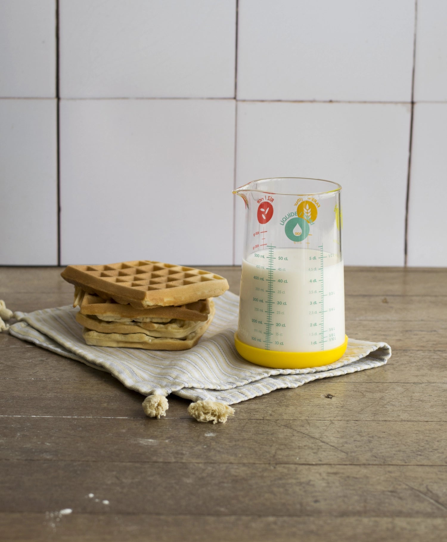 Praktischer Messbecher von Pebbly in leuchtendem Gelb, 500ml, mit rutschfestem Silikonboden für sicheres und genaues Abmessen in der Küche.