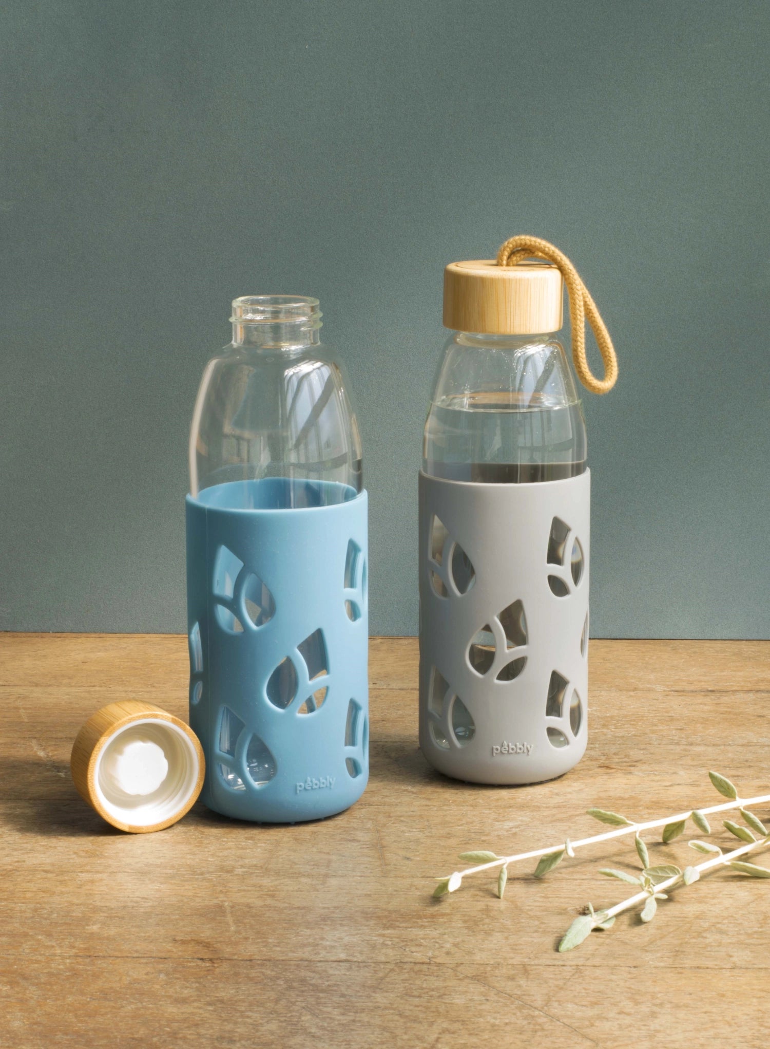 Entdecken Sie die stilvolle Pebbly Glasflasche (55cl) mit robustem Silikon-Ärmel und Bambusdeckel – perfekt für nachhaltigen Genuss unterwegs!