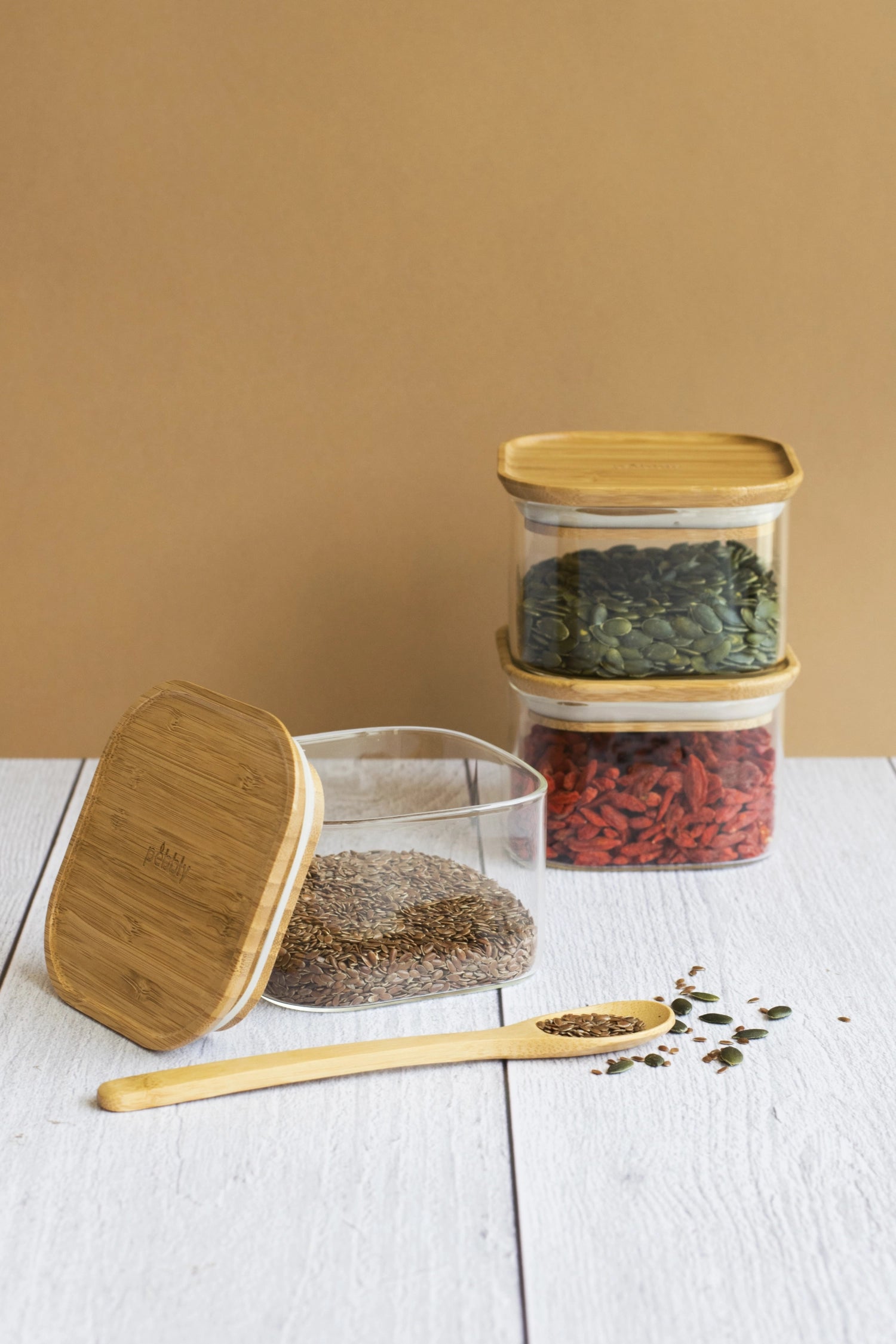 Praktisches 3er Set Vorratsgläser von Pebbly mit 0,5 l Volumen und umweltfreundlichen Bambusdeckeln für eine moderne Küchenorganisation.