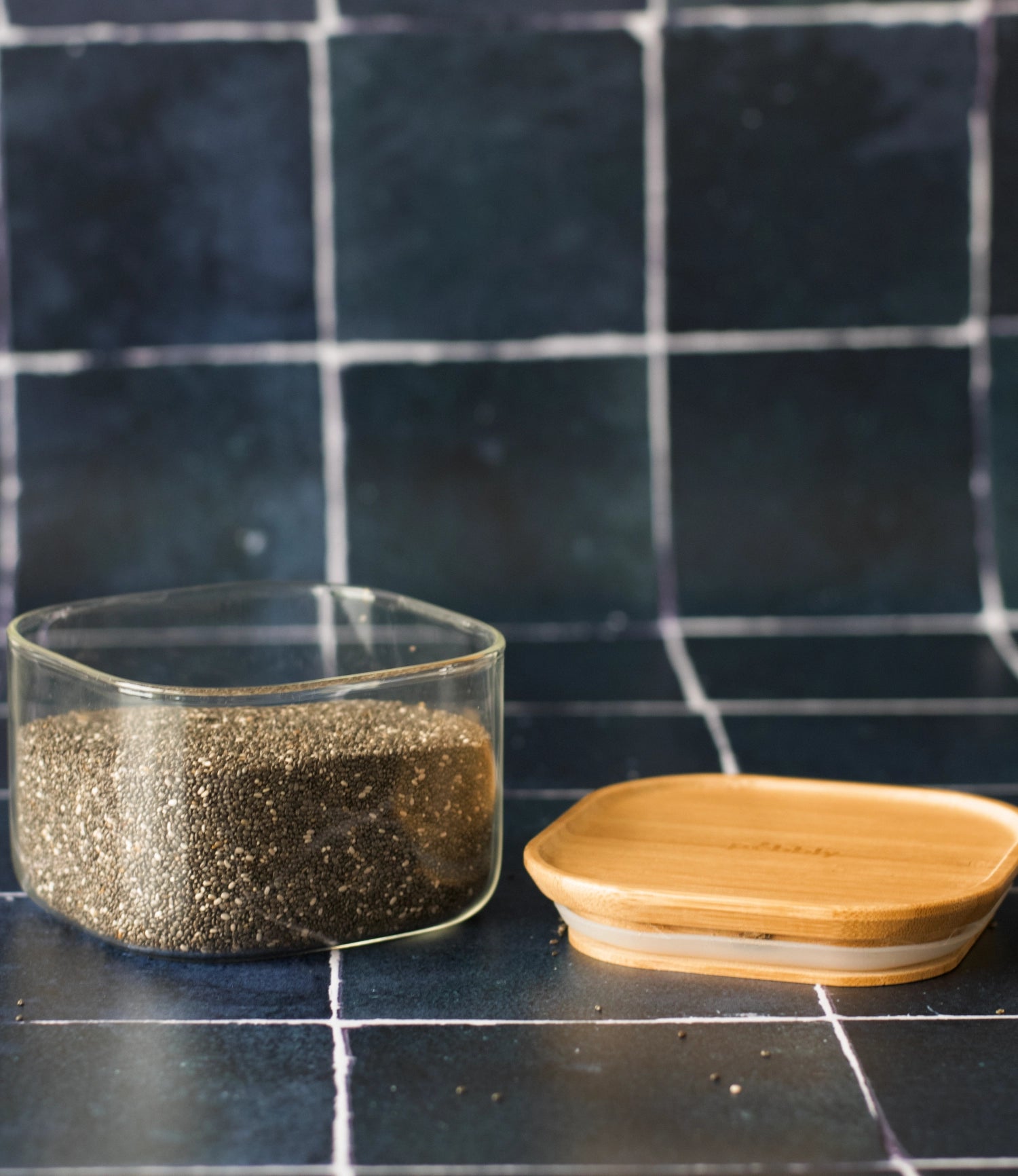Vorratsglas von Pebbly mit Bambusdeckel, 0.5l, 11x11x7cm, ideal für die stilvolle Aufbewahrung von Lebensmitteln und kleinen Gegenständen.