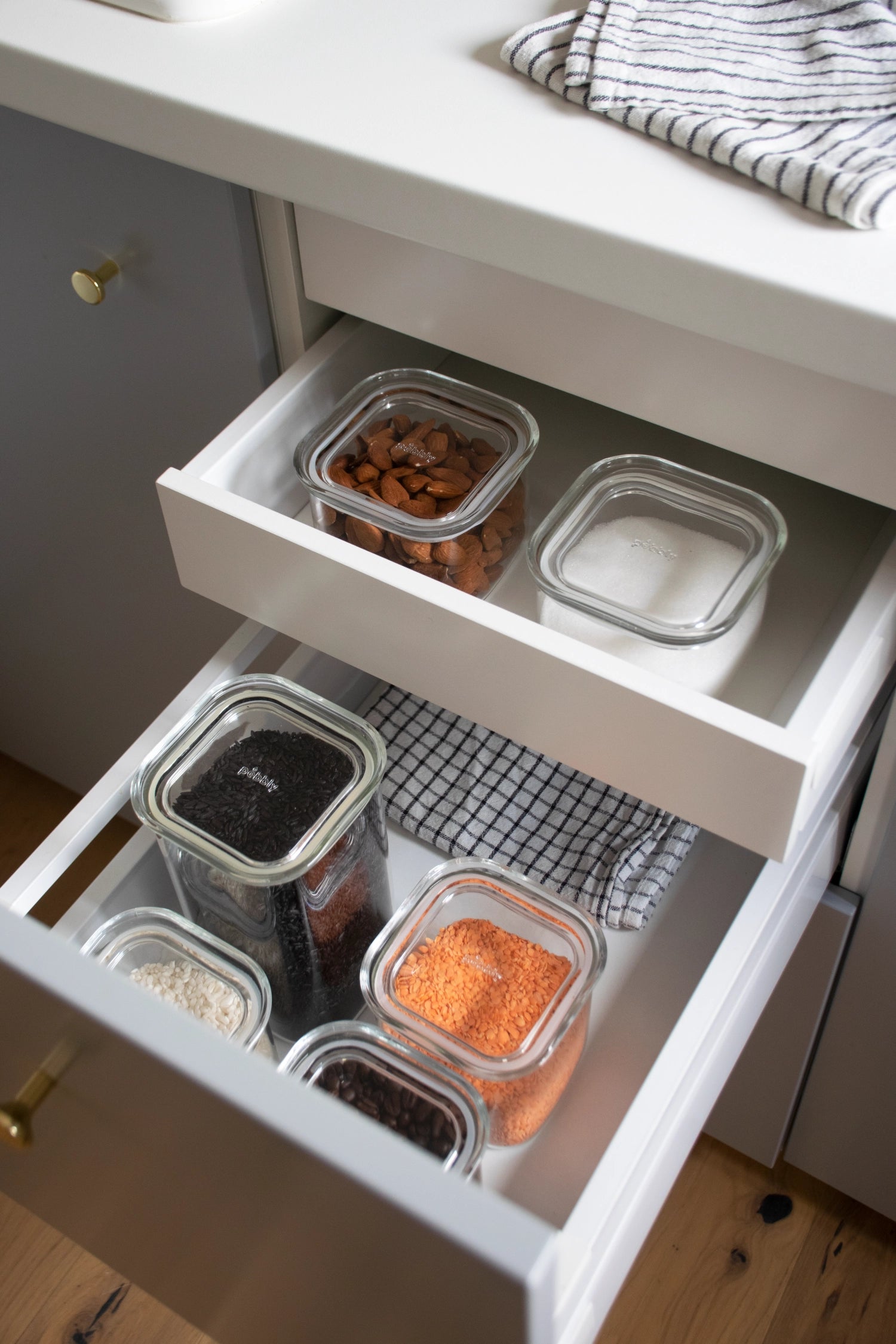 Praktisches 0.5l Vorratsglas von Pebbly mit elegantem Glasdeckel. Perfekt für die Aufbewahrung von Lebensmitteln, leicht zu reinigen und stilvoll.