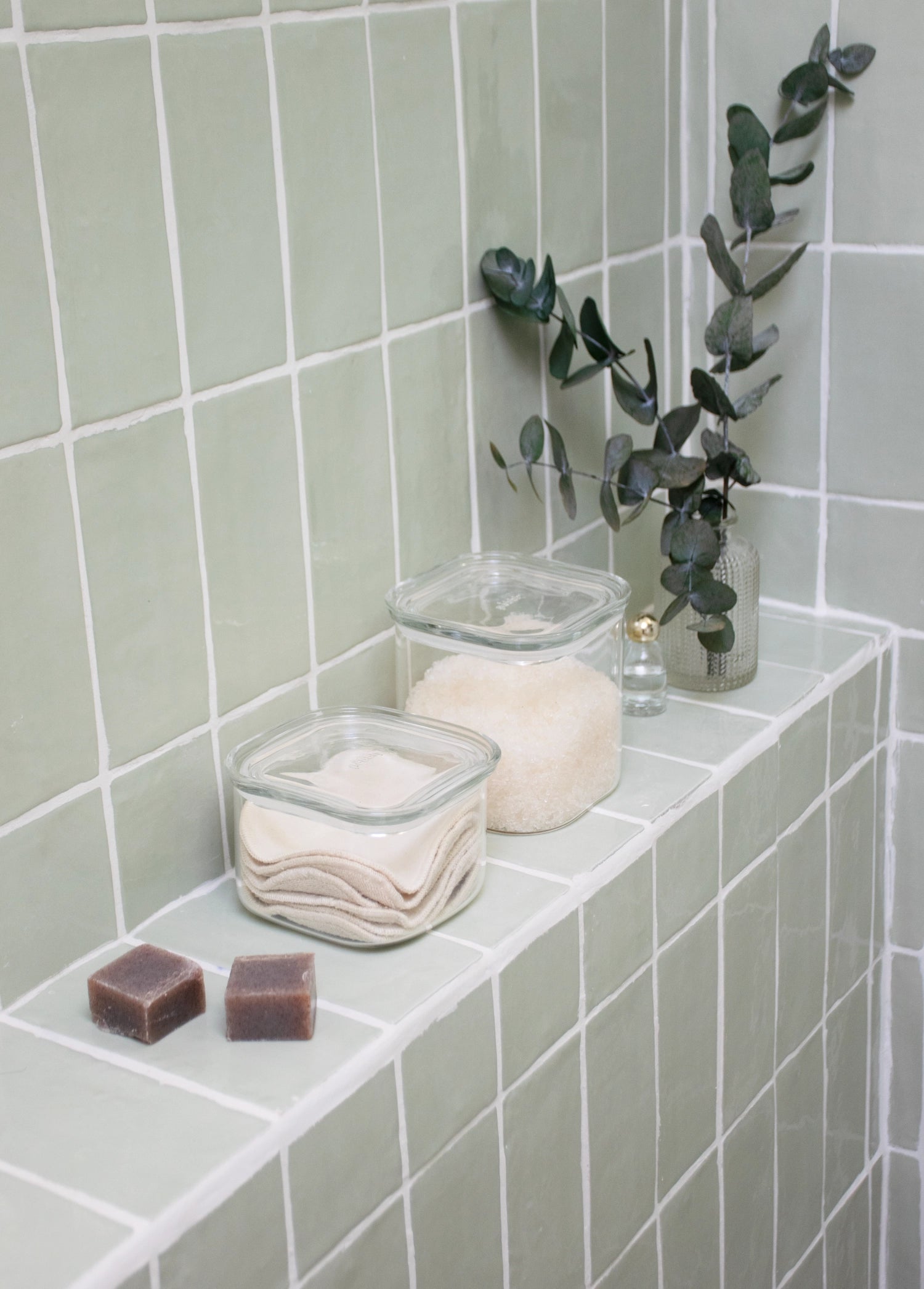 Praktisches Vorratsglas von Pebbly mit 1,4l Fassungsvermögen. Hochwertiges Glas, elegantes Design, ideal für frische Lebensmittel und einfache Reinigung.