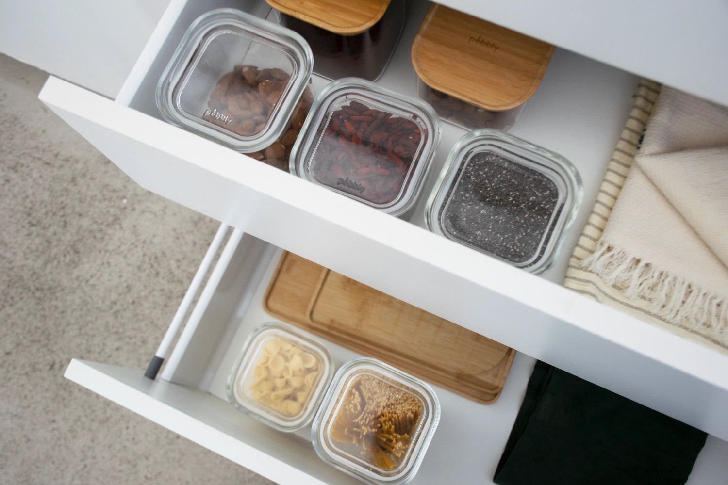 Elegantes Pebbly Vorratsglas (1,4l) mit Glasdeckel. Ideal zur Aufbewahrung von Lebensmitteln und kleinen Gegenständen. Spülmaschinenfest und praktisch!