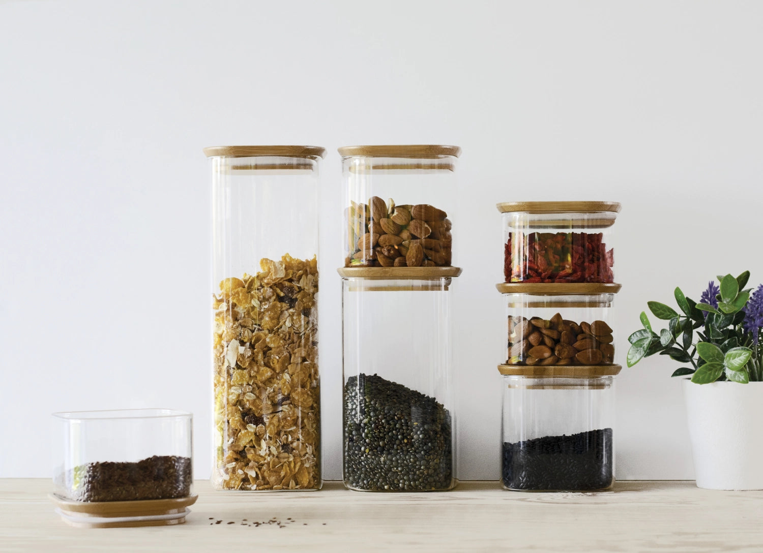 Stilvolles 2er Set Pebbly Vorratsglas (24cl) mit hochwertigem Bambusdeckel. Ideal für die praktische und ästhetische Aufbewahrung von Lebensmitteln.