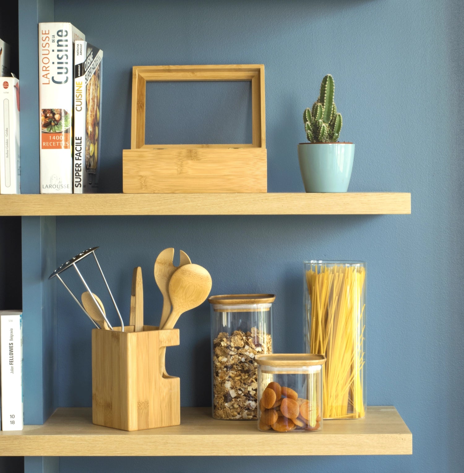 Praktisches 2er Set Pebbly Vorratsglas mit elegantem Bambusdeckel. Ideal für die stilvolle und frische Aufbewahrung von Lebensmitteln.