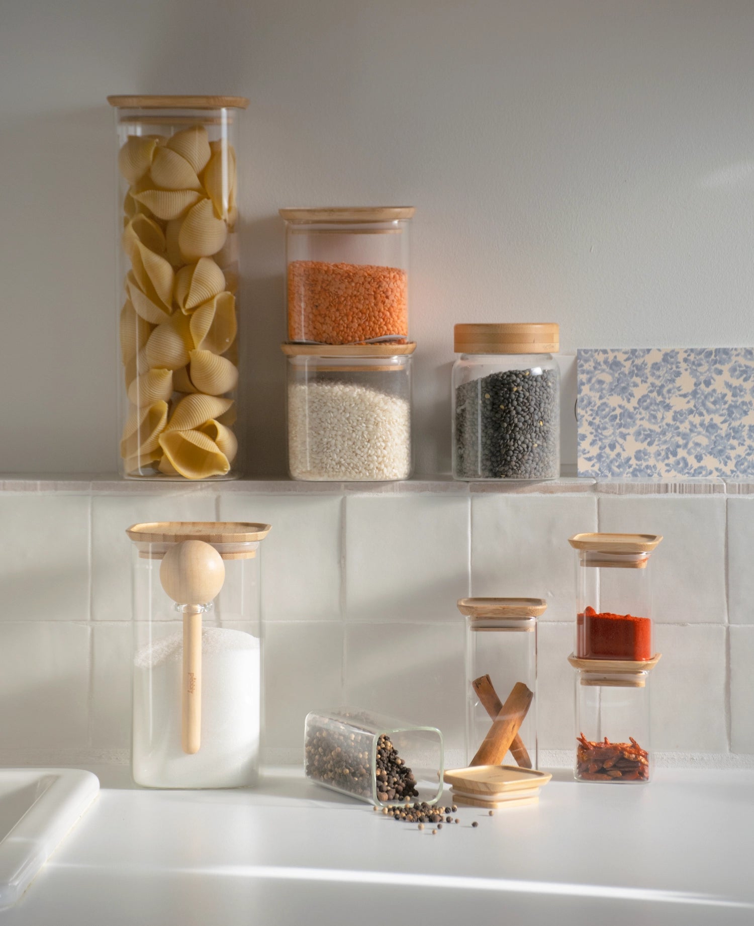 Praktisches 2er Set Pebbly Vorratsglas mit elegantem Bambusdeckel. Ideal für die stilvolle Aufbewahrung von Lebensmitteln und Küchenorganisation.