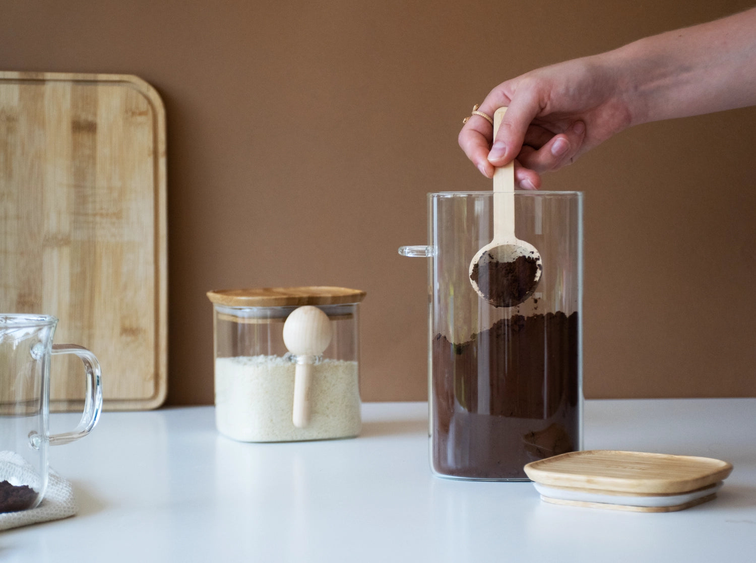 Sichern Sie sich das elegante Pebbly Vorratglas (0,8l) mit robustem Bambusdeckel und 5ml Messlöffel – ideal für frische Lebensmittel und stilvolle Aufbewahrung!