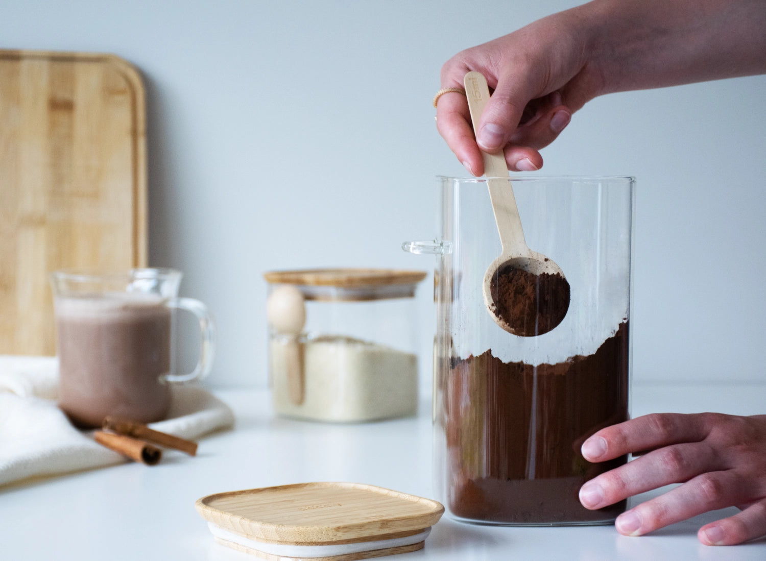 Das elegante Pebbly Vorratglas (1,4l) mit Bambusdeckel und 15ml Messlöffel vereint Funktionalität und Stil für die perfekte Küchenorganisation.