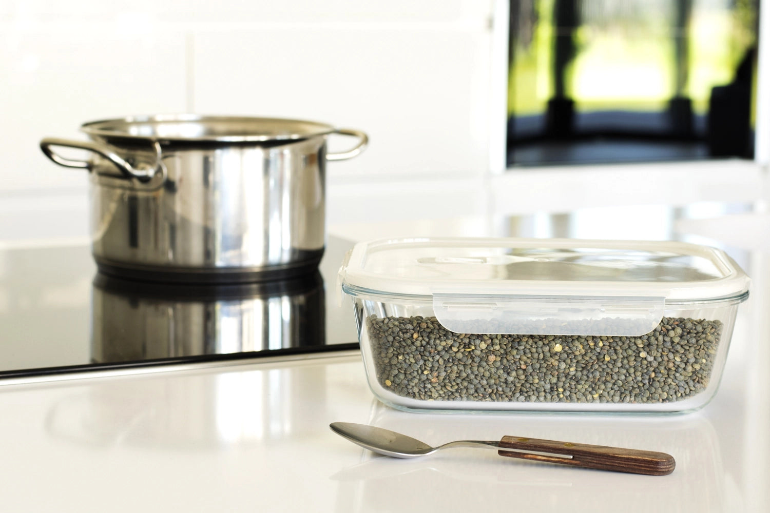 Die rechteckige Pebbly Glas Vorratsdose (2,25l) vereint Stil und Funktionalität. Ihr innovativer Ventil-Deckel hält Lebensmittel frisch und schützt vor Feuchtigkeit.