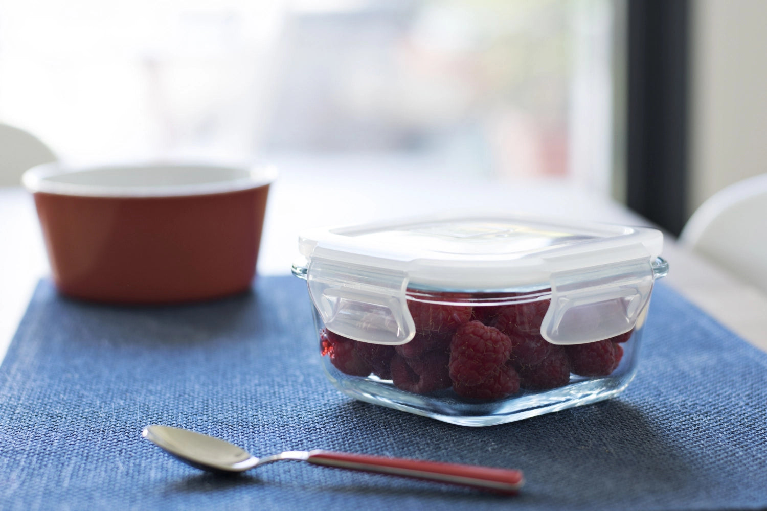 Die quadratische Pebbly Glas Vorratsdose (32cl) mit Ventil sorgt für optimale Frische und ist ein stilvolles Highlight in jeder Küche.