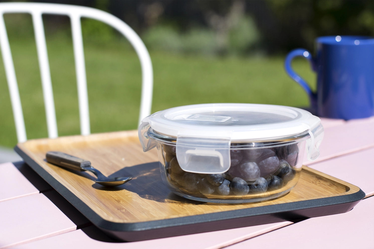 Die runde Pebbly Glas Vorratsdose (40cl) bietet stilvolle, luftdichte Aufbewahrung für Ihre Lebensmittel und ist aus robustem Borosilikatglas gefertigt.