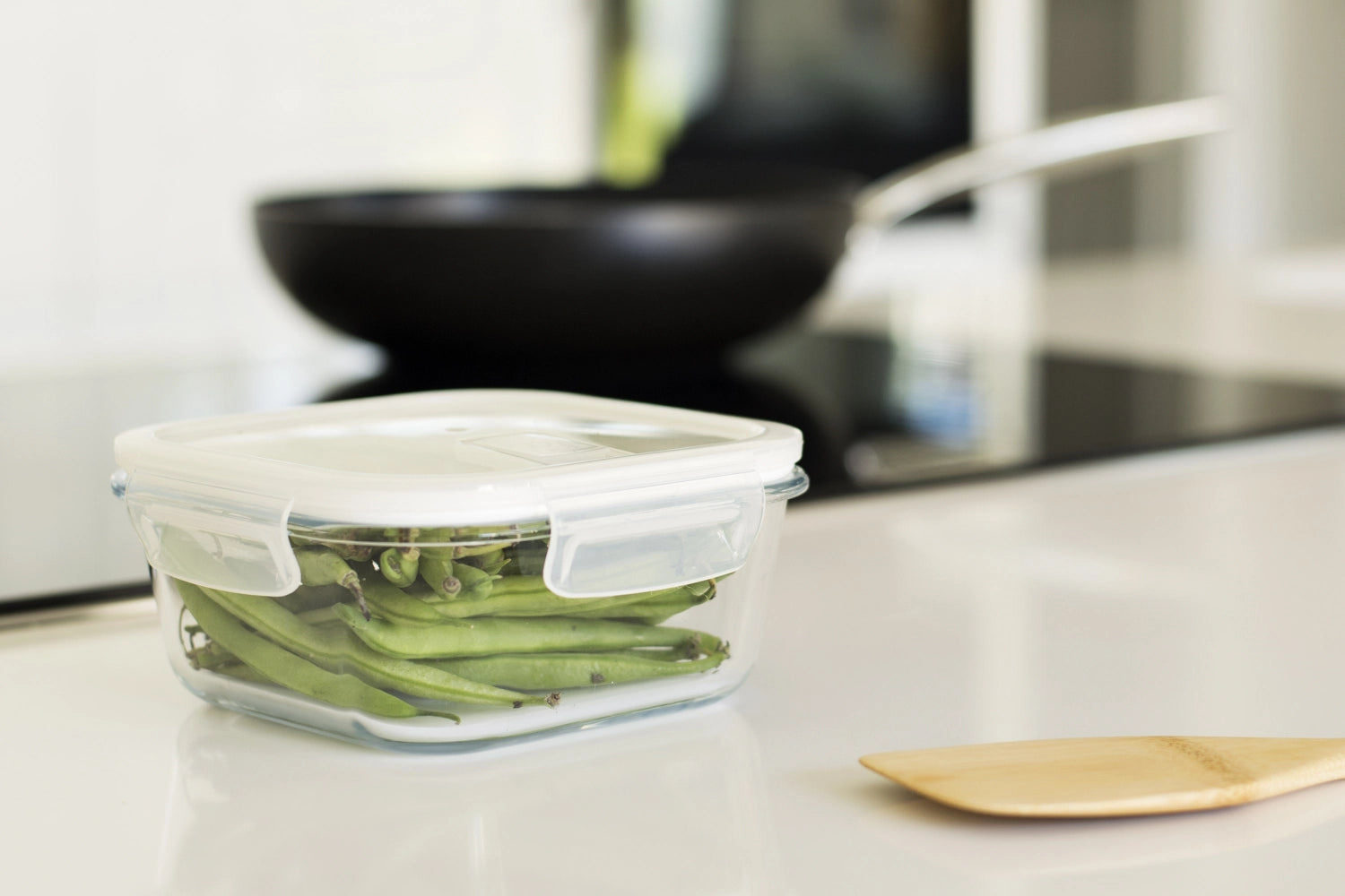 Die quadratische Pebbly Glas Vorratsdose (80cl) mit innovativem Ventilsystem hält Ihre Lebensmittel frisch und geschmackvoll. Hochwertiges Borosilikatglas, platzsparend und spülmaschinenfest.