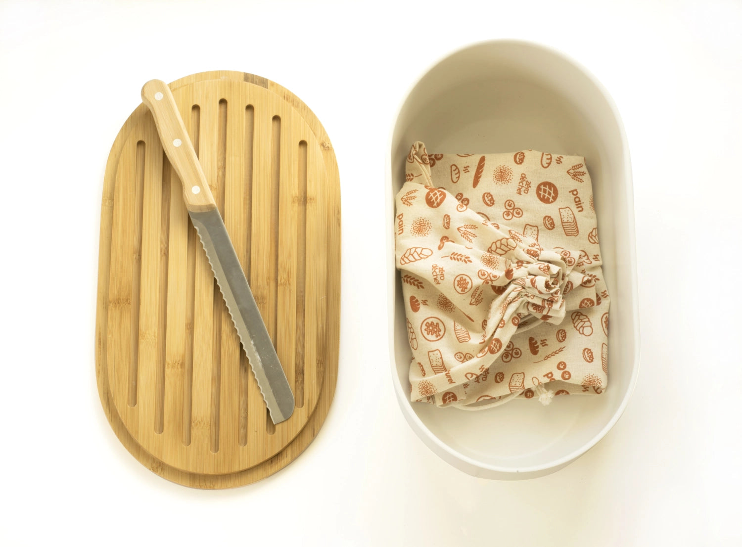 Eleganter Brotkasten in zartem Cream von Pebbly, ausgestattet mit einem praktischen Schneidebrett, einem Messer und einem Brotbeutel – ideal für frisches Brot.