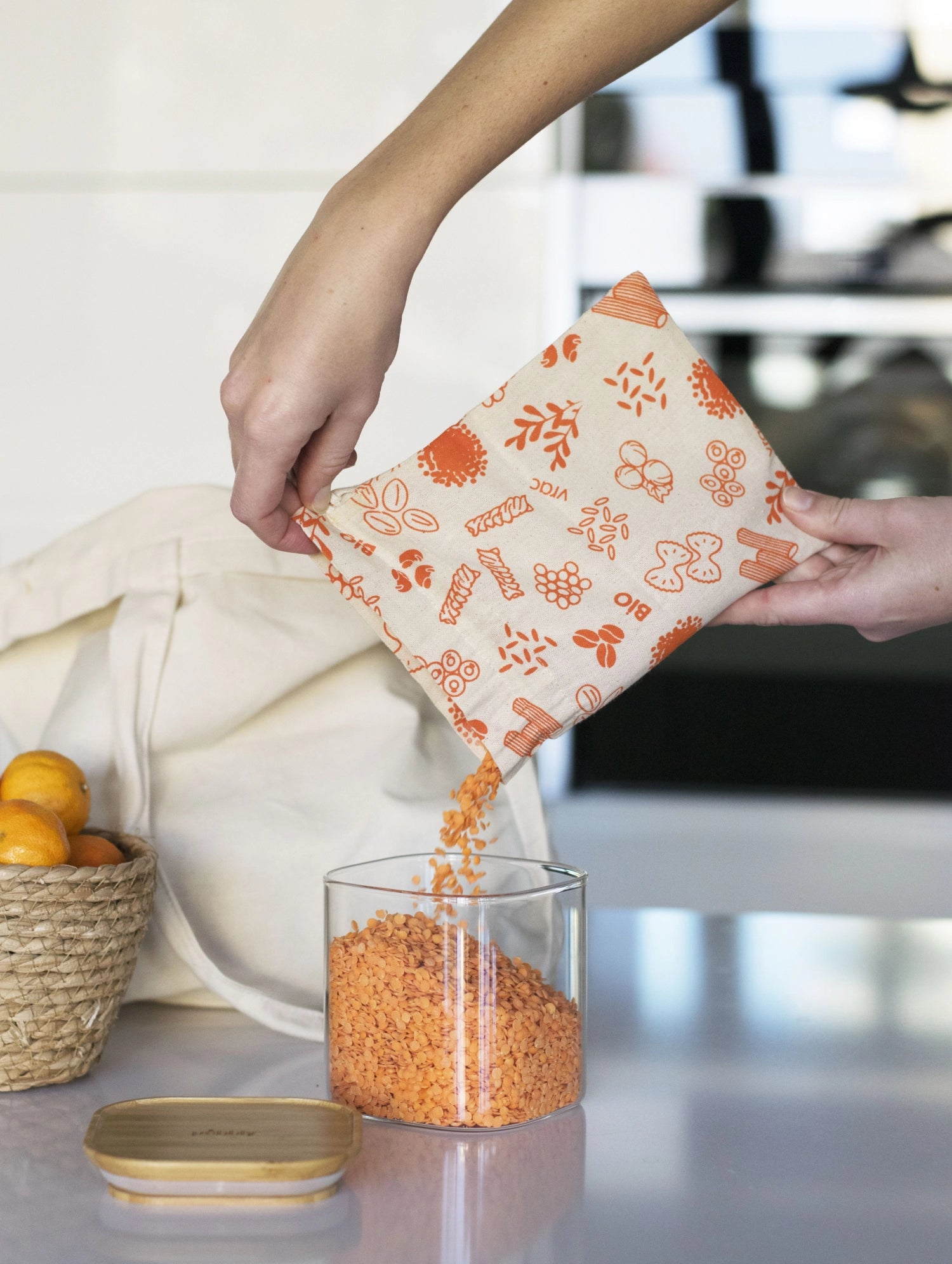 Der rote Pebbly Beutel aus 100% Bio-Baumwolle (15x20cm) ist die perfekte, nachhaltige Lösung für die Aufbewahrung kleiner Lebensmittel und Snacks.