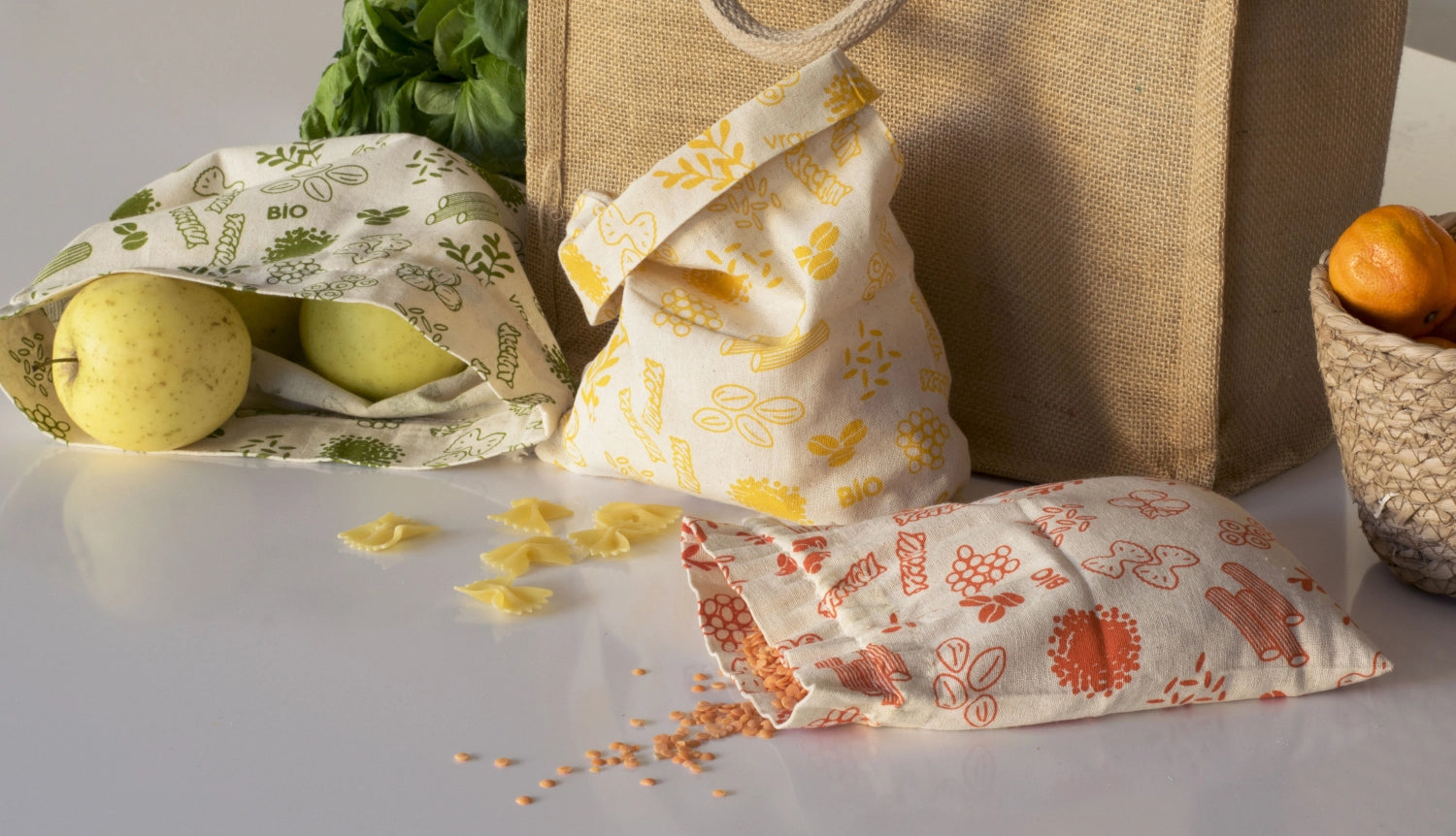 Der rote Pebbly Beutel aus 100% Bio-Baumwolle (15x20cm) ist perfekt für die umweltfreundliche Aufbewahrung von kleinen Lebensmitteln und Snacks.