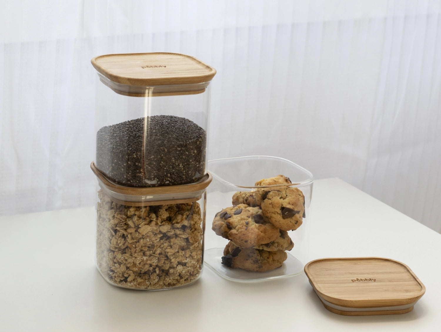 Praktisches 3er Set Pebbly Vorratsglas mit elegantem Bambusdeckel. Stapelbar, hitzebeständig und ideal für die stilvolle Aufbewahrung von Lebensmitteln.