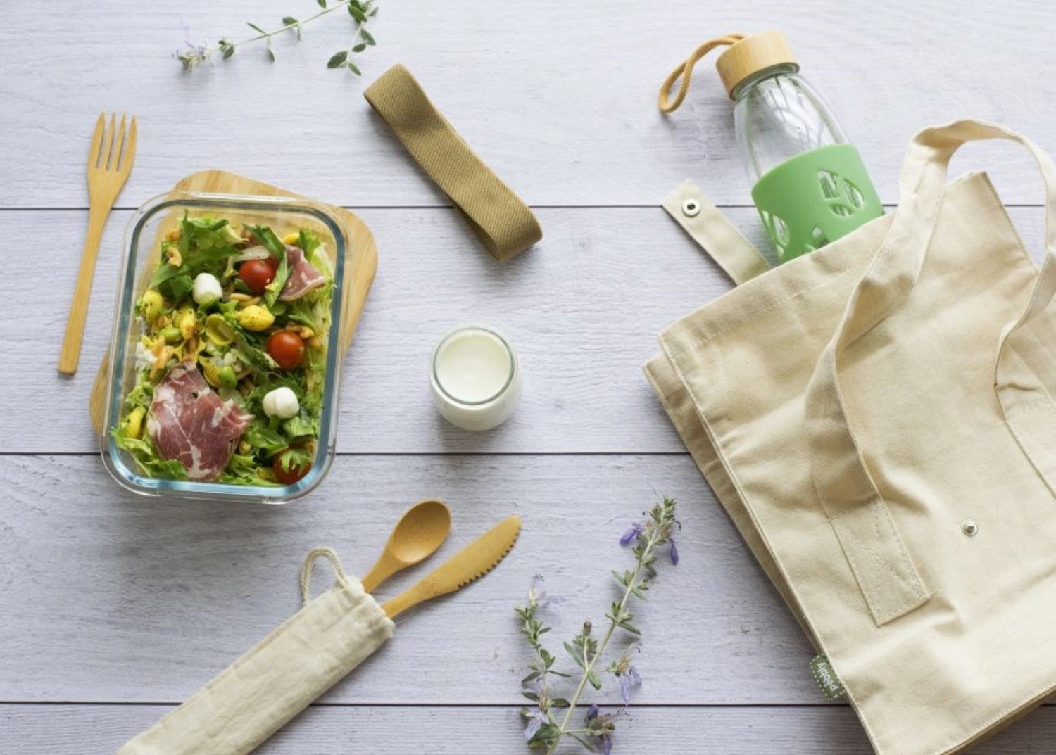 Stylische Pebbly Lunchbox aus Bambus mit 1l Volumen und passendem Bambusbesteck, perfekt für umweltbewusste Mahlzeiten unterwegs.